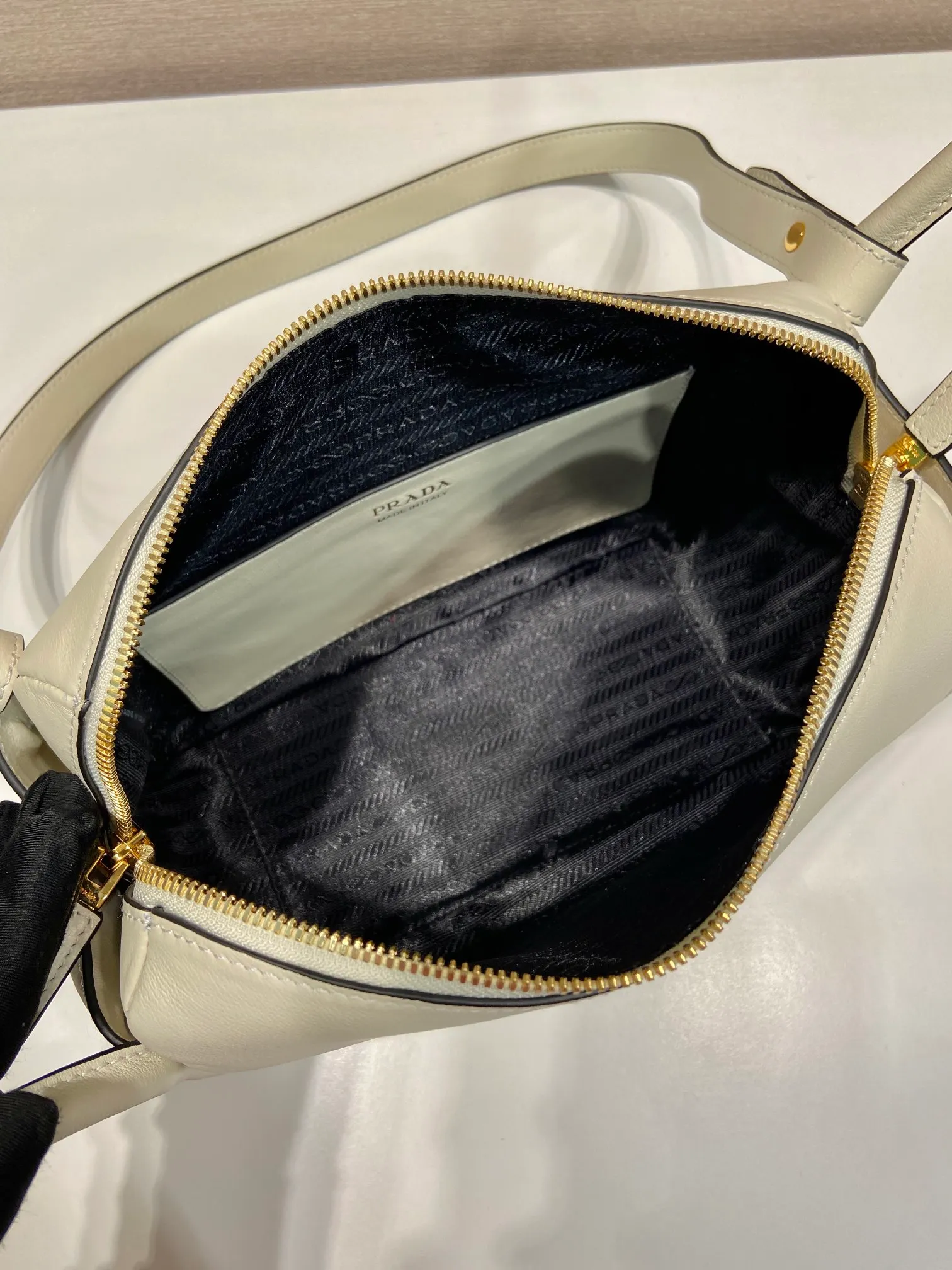 💰1500🎉New product🎉1BA451🎉🎉 This handbag is made of imported calfskin, with a double-hand design, a fashionable yet casual attitude, and decorated with exquisite details and metal accessories. Comes with a detachable shoulder strap. It has a large capacity, is simple and elegant, and is a popular style that will never go out of style🎉🎉 Length 25x height 18x ​​bottom 10cm🎉🎉🎉👏👏👏
