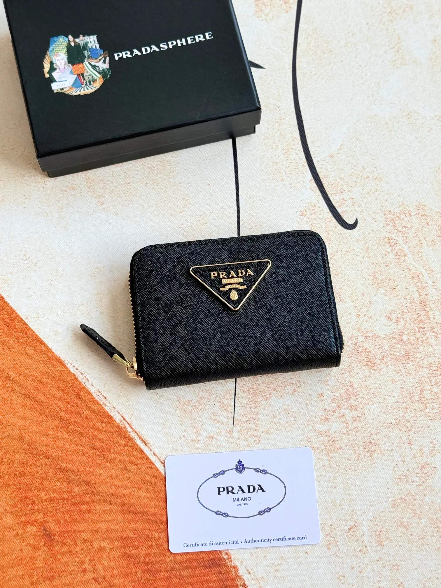 💰140💰 Comes with box PRADA’s popular genuine pickup bag [love] latest style in the counter, official website synchronization, genuine development, model 2MC553 #Color: black/pictured inner code 224 OEM code💋 Cross-grain cowhide texture is excellent, imported thread lining, exquisite and even routing, smooth oil edges, exquisite workmanship, size: 12/9/2.5cm with original packaging box Card]