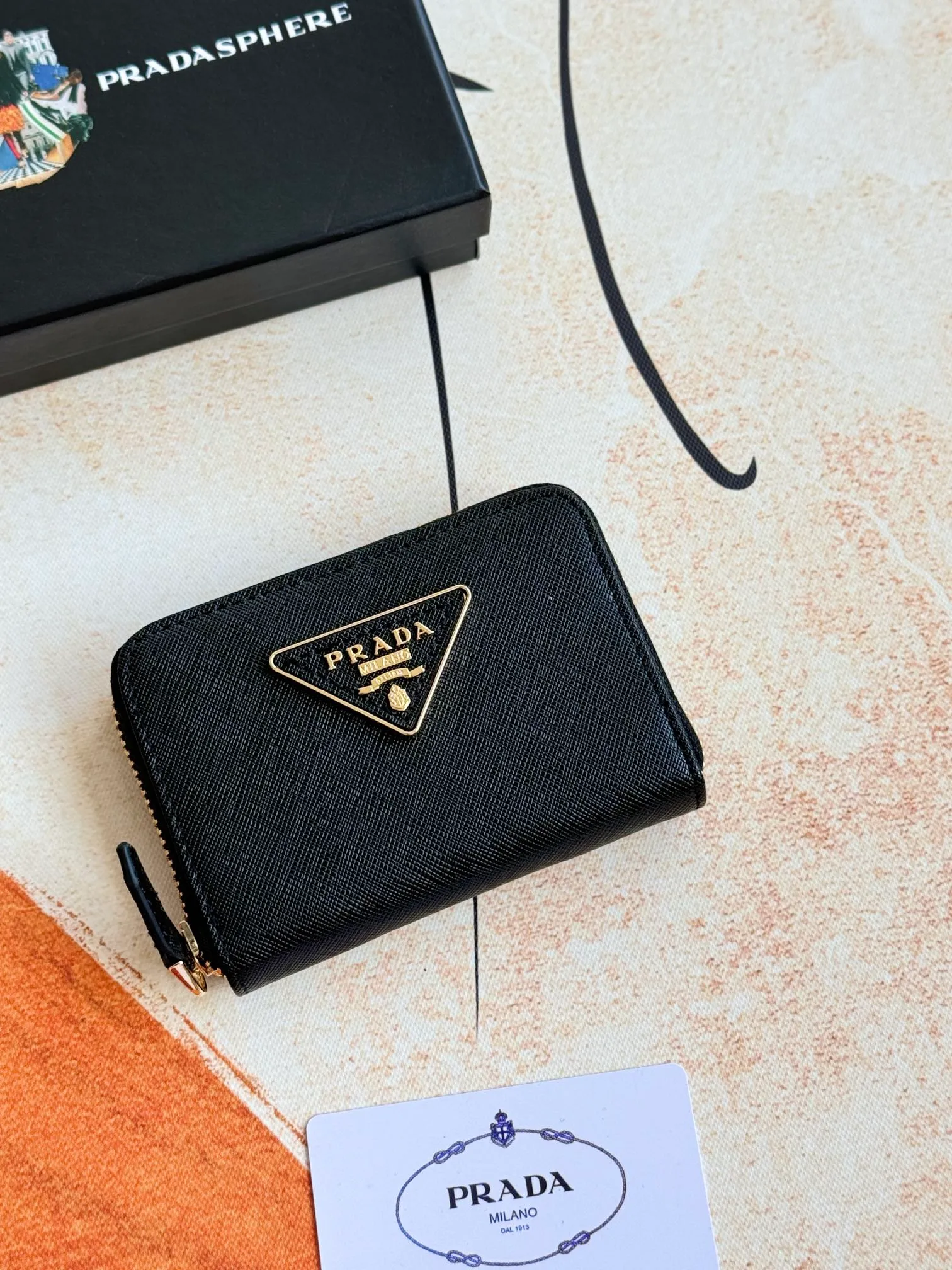 💰140💰 Comes with box PRADA’s popular genuine pickup bag [love] latest style in the counter, official website synchronization, genuine development, model 2MC553 #Color: black/pictured inner code 224 OEM code💋 Cross-grain cowhide texture is excellent, imported thread lining, exquisite and even routing, smooth oil edges, exquisite workmanship, size: 12/9/2.5cm with original packaging box Card]