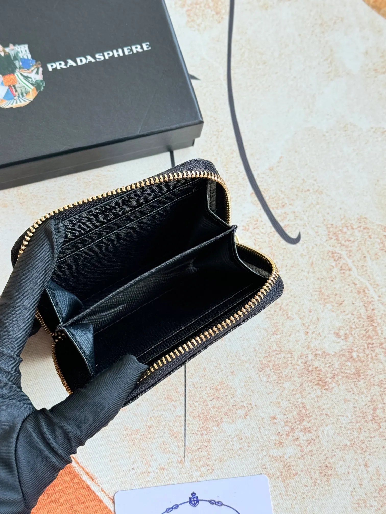 💰140💰 Comes with box PRADA’s popular genuine pickup bag [love] latest style in the counter, official website synchronization, genuine development, model 2MC553 #Color: black/pictured inner code 224 OEM code💋 Cross-grain cowhide texture is excellent, imported thread lining, exquisite and even routing, smooth oil edges, exquisite workmanship, size: 12/9/2.5cm with original packaging box Card]