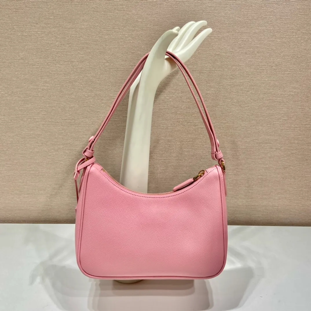 💰1320🎉New style🎉1BC204B handbag/underarm bag/crossbody bag This Hobo handbag/underarm bag/crossbody bag is very functional and can be used for three purposes in one bag. It is perfect🎉🎉It is made of imported cross-grain cowhide, which is more wear-resistant. The shoulder strap can be adjusted and switched at any time😘😘The upper body effect is beautiful, convenient and practical🎉🎉Hurry up and get it👏👏 Length 23x Height 17x Bottom 6.5cm