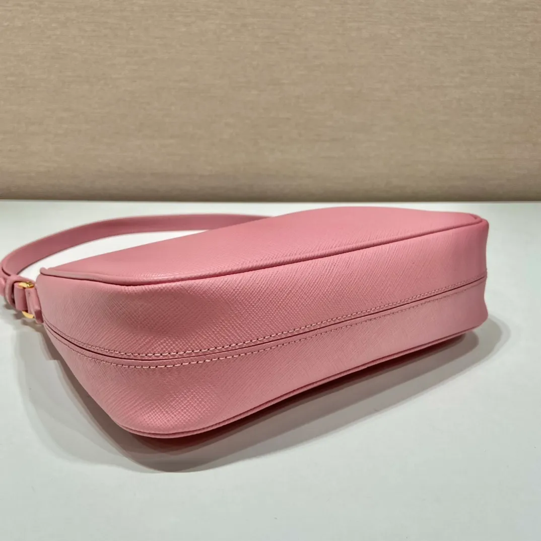 💰1320🎉New style🎉1BC204B handbag/underarm bag/crossbody bag This Hobo handbag/underarm bag/crossbody bag is very functional and can be used for three purposes in one bag. It is perfect🎉🎉It is made of imported cross-grain cowhide, which is more wear-resistant. The shoulder strap can be adjusted and switched at any time😘😘The upper body effect is beautiful, convenient and practical🎉🎉Hurry up and get it👏👏 Length 23x Height 17x Bottom 6.5cm