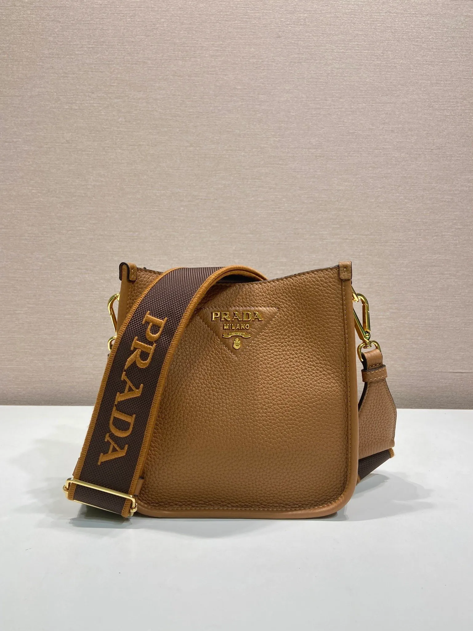 💰1560👏New double shoulder strap bag👏1BH191tote bag This leather mini shoulder bag has a simple design. A metallic triangle logo on the front adds signature tone. Equipped with detachable logo-printed webbing and leather shoulder straps, it can be exchanged at any time for different outfits and occasions😘😘to highlight its modern style. High fashion is the main fashion for daily matching. Hurry up and get it, it’s so beautiful👏👏 Length 19x height 20x base 6cm👏👏👏😘😘😘
