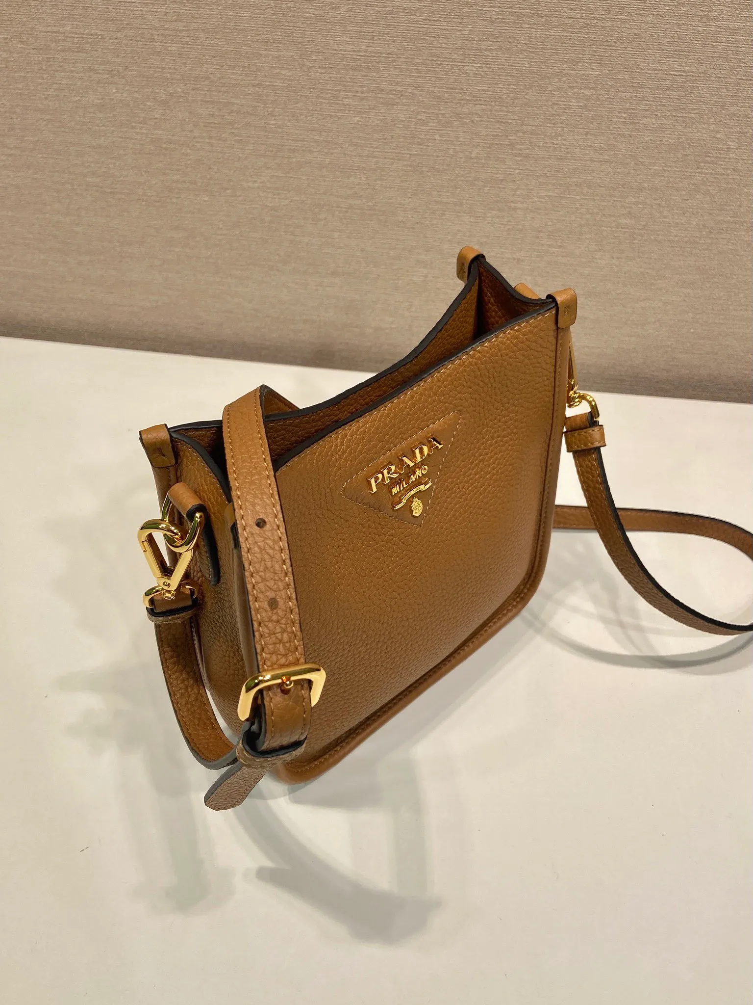 💰1560👏New double shoulder strap bag👏1BH191tote bag This leather mini shoulder bag has a simple design. A metallic triangle logo on the front adds signature tone. Equipped with detachable logo-printed webbing and leather shoulder straps, it can be exchanged at any time for different outfits and occasions😘😘to highlight its modern style. High fashion is the main fashion for daily matching. Hurry up and get it, it’s so beautiful👏👏 Length 19x height 20x base 6cm👏👏👏😘😘😘