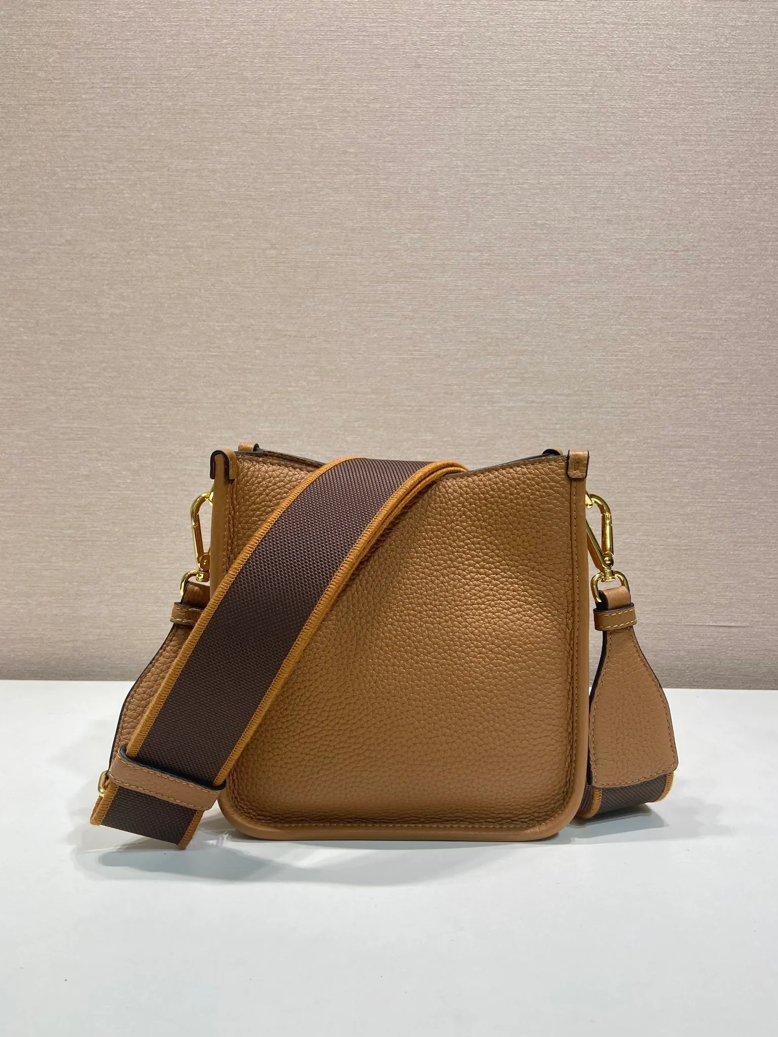 💰1560👏New double shoulder strap bag👏1BH191tote bag This leather mini shoulder bag has a simple design. A metallic triangle logo on the front adds signature tone. Equipped with detachable logo-printed webbing and leather shoulder straps, it can be exchanged at any time for different outfits and occasions😘😘to highlight its modern style. High fashion is the main fashion for daily matching. Hurry up and get it, it’s so beautiful👏👏 Length 19x height 20x base 6cm👏👏👏😘😘😘