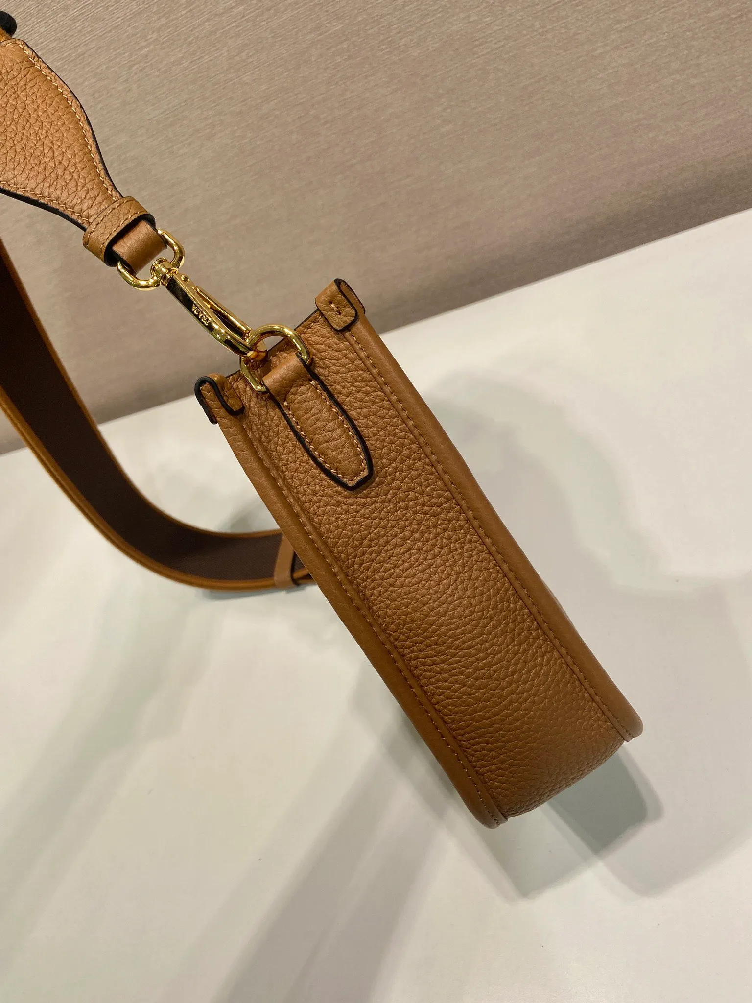 💰1560👏New double shoulder strap bag👏1BH191tote bag This leather mini shoulder bag has a simple design. A metallic triangle logo on the front adds signature tone. Equipped with detachable logo-printed webbing and leather shoulder straps, it can be exchanged at any time for different outfits and occasions😘😘to highlight its modern style. High fashion is the main fashion for daily matching. Hurry up and get it, it’s so beautiful👏👏 Length 19x height 20x base 6cm👏👏👏😘😘😘