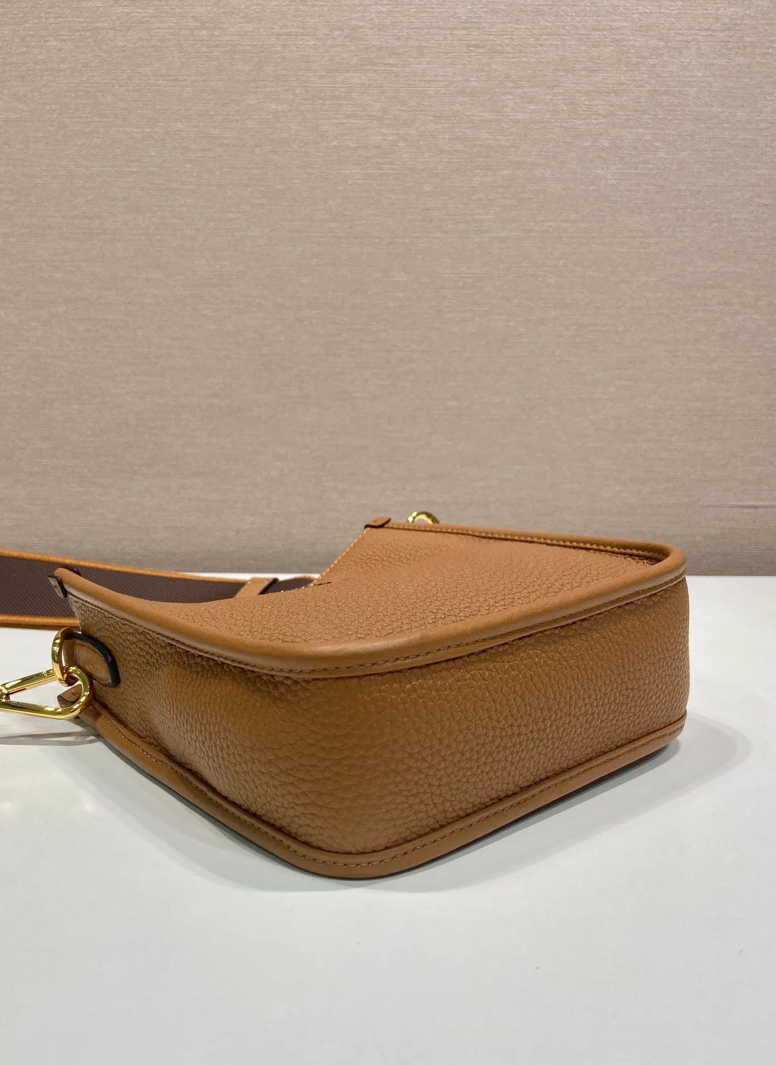 💰1560👏New double shoulder strap bag👏1BH191tote bag This leather mini shoulder bag has a simple design. A metallic triangle logo on the front adds signature tone. Equipped with detachable logo-printed webbing and leather shoulder straps, it can be exchanged at any time for different outfits and occasions😘😘to highlight its modern style. High fashion is the main fashion for daily matching. Hurry up and get it, it’s so beautiful👏👏 Length 19x height 20x base 6cm👏👏👏😘😘😘