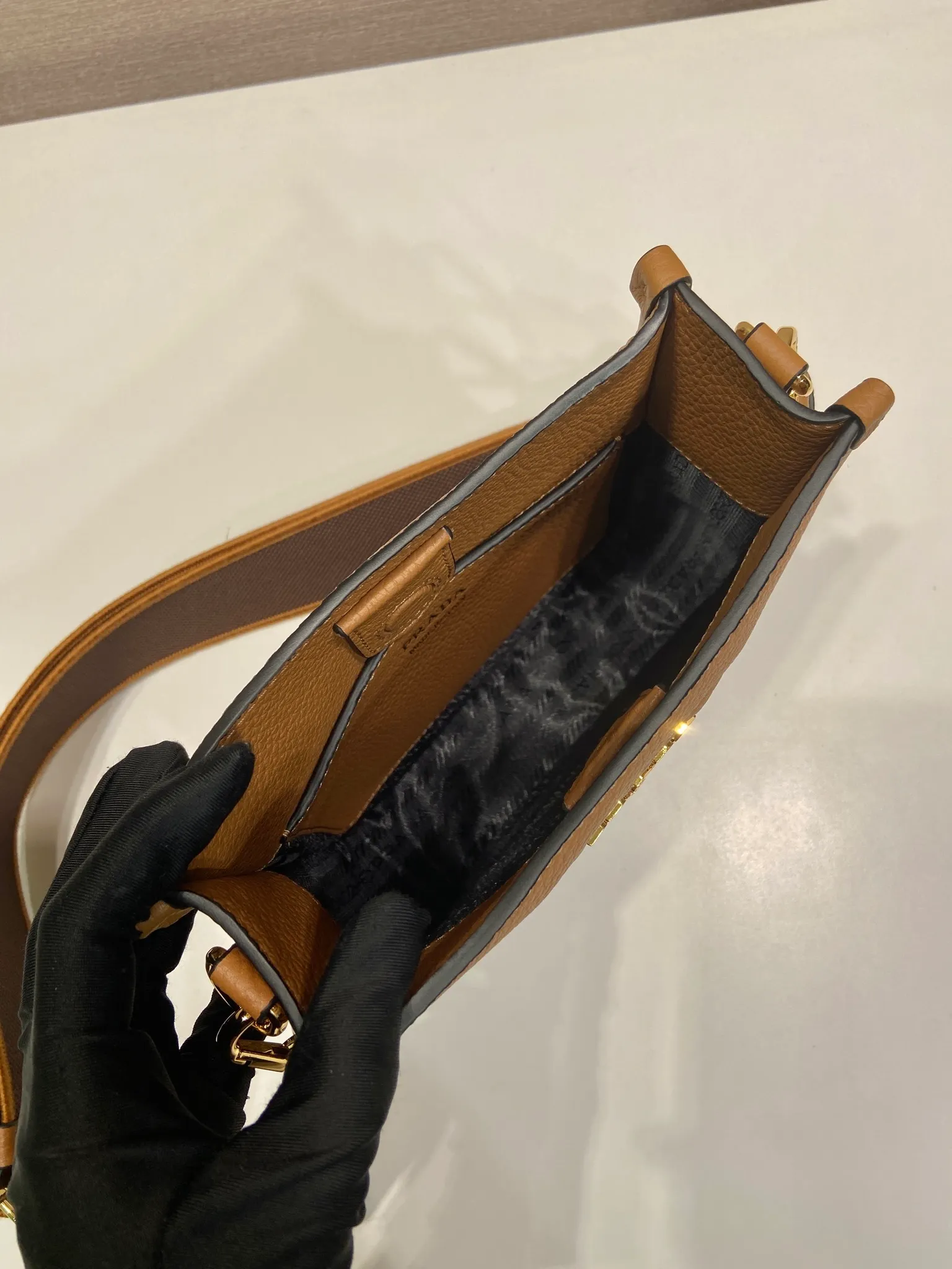 💰1560👏New double shoulder strap bag👏1BH191tote bag This leather mini shoulder bag has a simple design. A metallic triangle logo on the front adds signature tone. Equipped with detachable logo-printed webbing and leather shoulder straps, it can be exchanged at any time for different outfits and occasions😘😘to highlight its modern style. High fashion is the main fashion for daily matching. Hurry up and get it, it’s so beautiful👏👏 Length 19x height 20x base 6cm👏👏👏😘😘😘