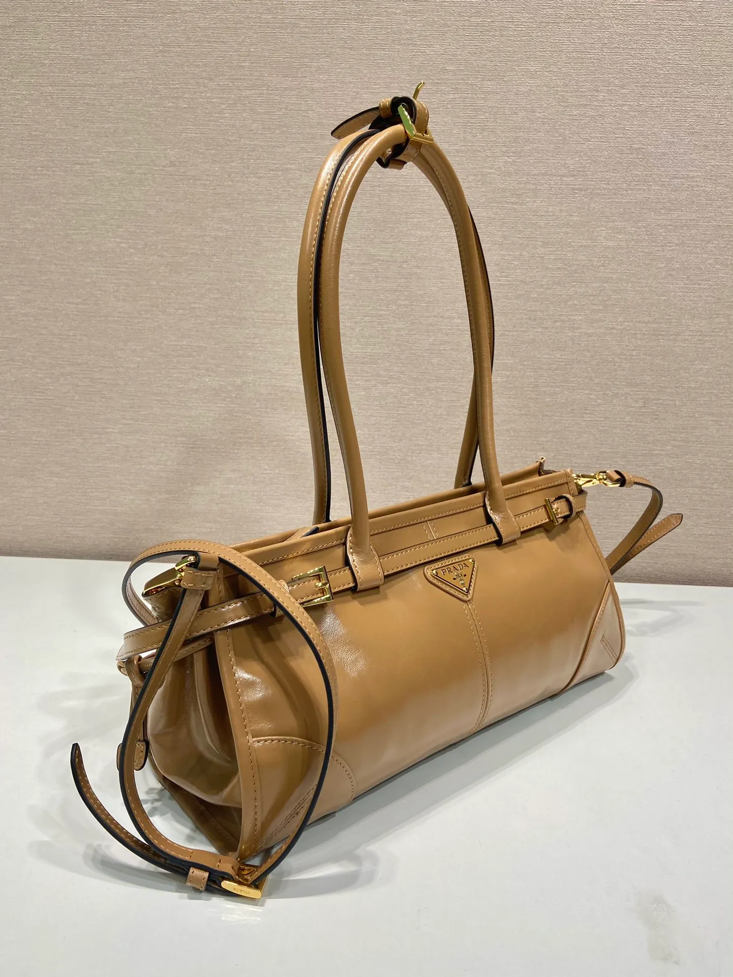 💰1840🎉LusSolf oil wax leather🎉1BA426 small new color🎉🎉 This hand-held crossbody bag is made of imported waxed leather. Its shiny color exudes a classic atmosphere. It is equipped with a detachable and adjustable long shoulder strap, which is convenient for matching on different occasions. It has a very large capacity and is easy to use. It is definitely a must-have for fashionistas. Hurry up and take this retro-style handbag home! Length 32x Height 15.5x Bottom 12cm🎉🎉🎉👏👏👏