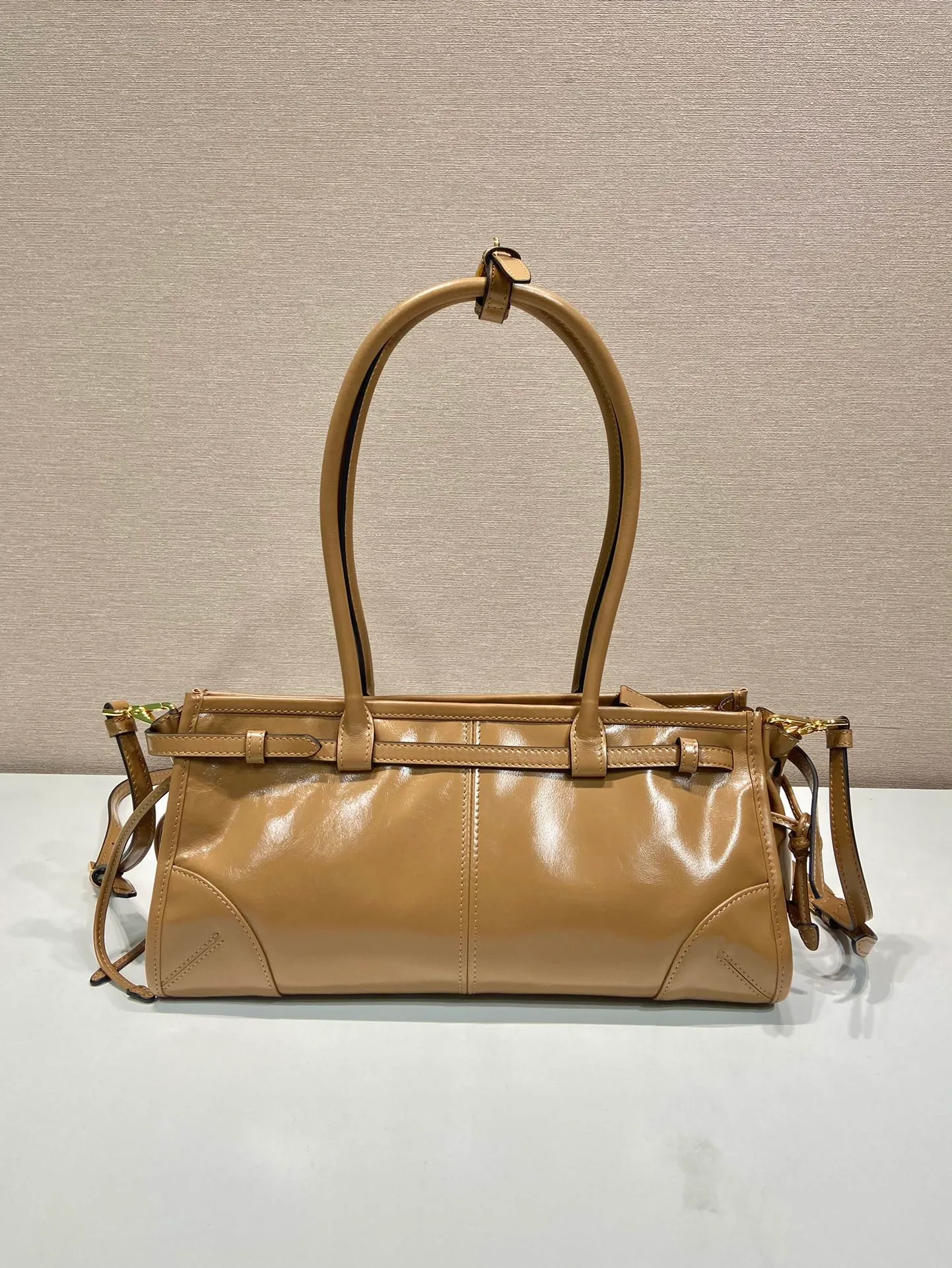 💰1840🎉LusSolf oil wax leather🎉1BA426 small new color🎉🎉 This hand-held crossbody bag is made of imported waxed leather. Its shiny color exudes a classic atmosphere. It is equipped with a detachable and adjustable long shoulder strap, which is convenient for matching on different occasions. It has a very large capacity and is easy to use. It is definitely a must-have for fashionistas. Hurry up and take this retro-style handbag home! Length 32x Height 15.5x Bottom 12cm🎉🎉🎉👏👏👏