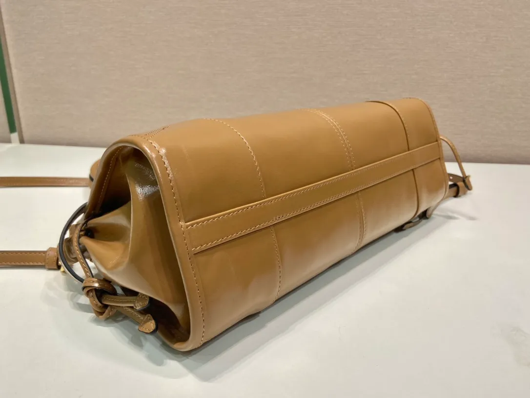 💰1840🎉LusSolf oil wax leather🎉1BA426 small new color🎉🎉 This hand-held crossbody bag is made of imported waxed leather. Its shiny color exudes a classic atmosphere. It is equipped with a detachable and adjustable long shoulder strap, which is convenient for matching on different occasions. It has a very large capacity and is easy to use. It is definitely a must-have for fashionistas. Hurry up and take this retro-style handbag home! Length 32x Height 15.5x Bottom 12cm🎉🎉🎉👏👏👏