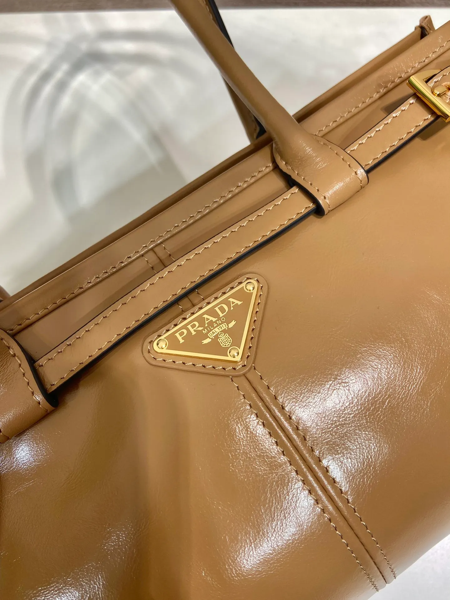 💰1840🎉LusSolf oil wax leather🎉1BA426 small new color🎉🎉 This hand-held crossbody bag is made of imported waxed leather. Its shiny color exudes a classic atmosphere. It is equipped with a detachable and adjustable long shoulder strap, which is convenient for matching on different occasions. It has a very large capacity and is easy to use. It is definitely a must-have for fashionistas. Hurry up and take this retro-style handbag home! Length 32x Height 15.5x Bottom 12cm🎉🎉🎉👏👏👏