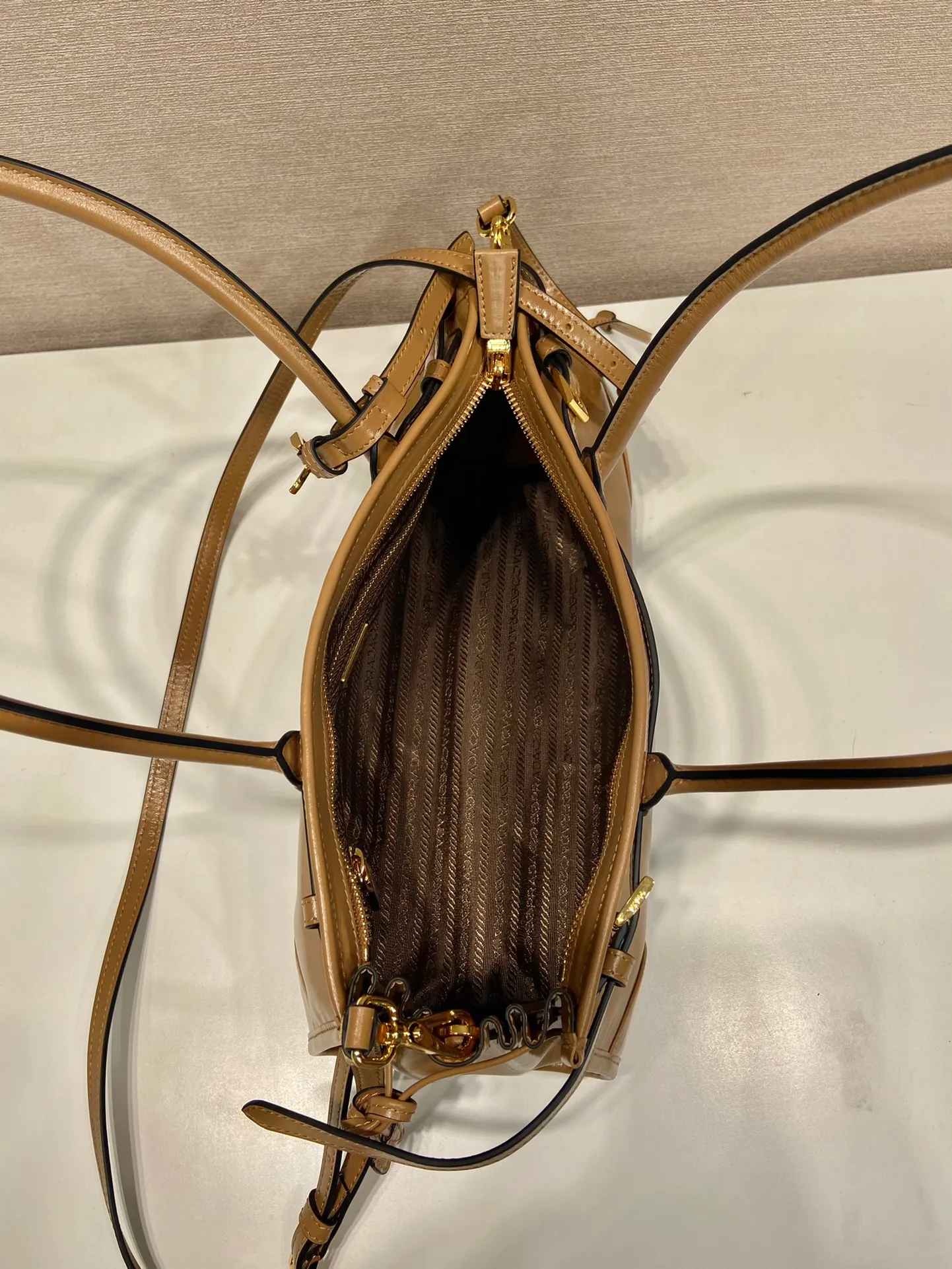 💰1840🎉LusSolf oil wax leather🎉1BA426 small new color🎉🎉 This hand-held crossbody bag is made of imported waxed leather. Its shiny color exudes a classic atmosphere. It is equipped with a detachable and adjustable long shoulder strap, which is convenient for matching on different occasions. It has a very large capacity and is easy to use. It is definitely a must-have for fashionistas. Hurry up and take this retro-style handbag home! Length 32x Height 15.5x Bottom 12cm🎉🎉🎉👏👏👏