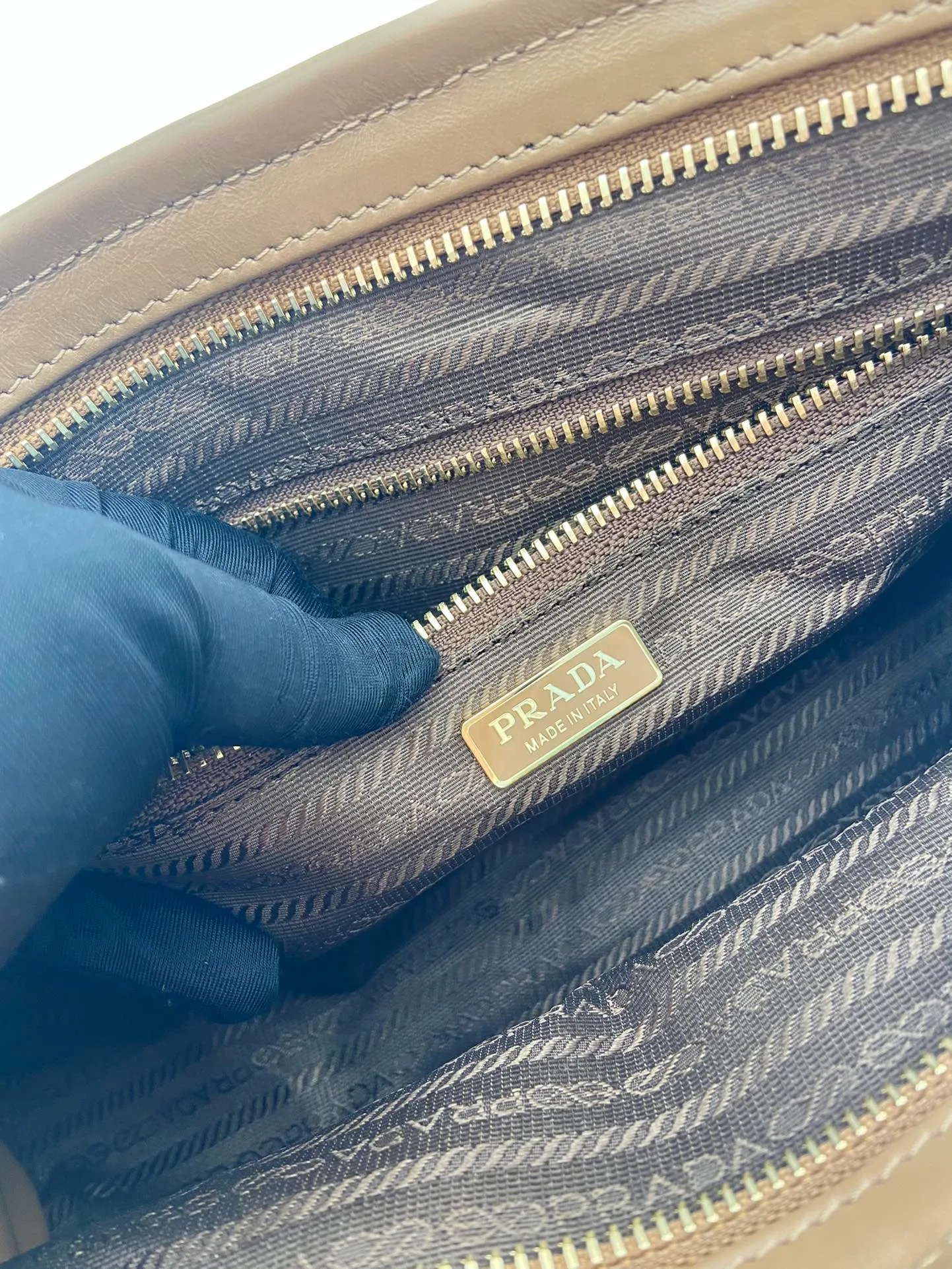 💰1840🎉LusSolf oil wax leather🎉1BA426 small new color🎉🎉 This hand-held crossbody bag is made of imported waxed leather. Its shiny color exudes a classic atmosphere. It is equipped with a detachable and adjustable long shoulder strap, which is convenient for matching on different occasions. It has a very large capacity and is easy to use. It is definitely a must-have for fashionistas. Hurry up and take this retro-style handbag home! Length 32x Height 15.5x Bottom 12cm🎉🎉🎉👏👏👏