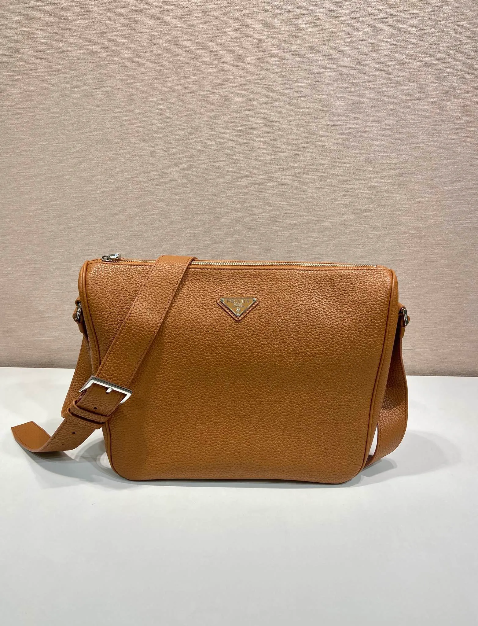 💰1700🎉New messenger bag🎉2VH182 leather shoulder strap🎉🎉 This practical and modern leather handbag is made of soft leather to create an elegant silhouette and a natural texture. Designed with stylish and refined details, it features the signature enameled triangle metal logo. Adjustable leather shoulder strap with buckle buckle. Zipper opening and closing, the upper body effect is very fashionable and spacious, handsome guys, hurry up and get it🎉🎉 Length 30x Height 24x Bottom 13cm🎉🎉🎉💰💰💰