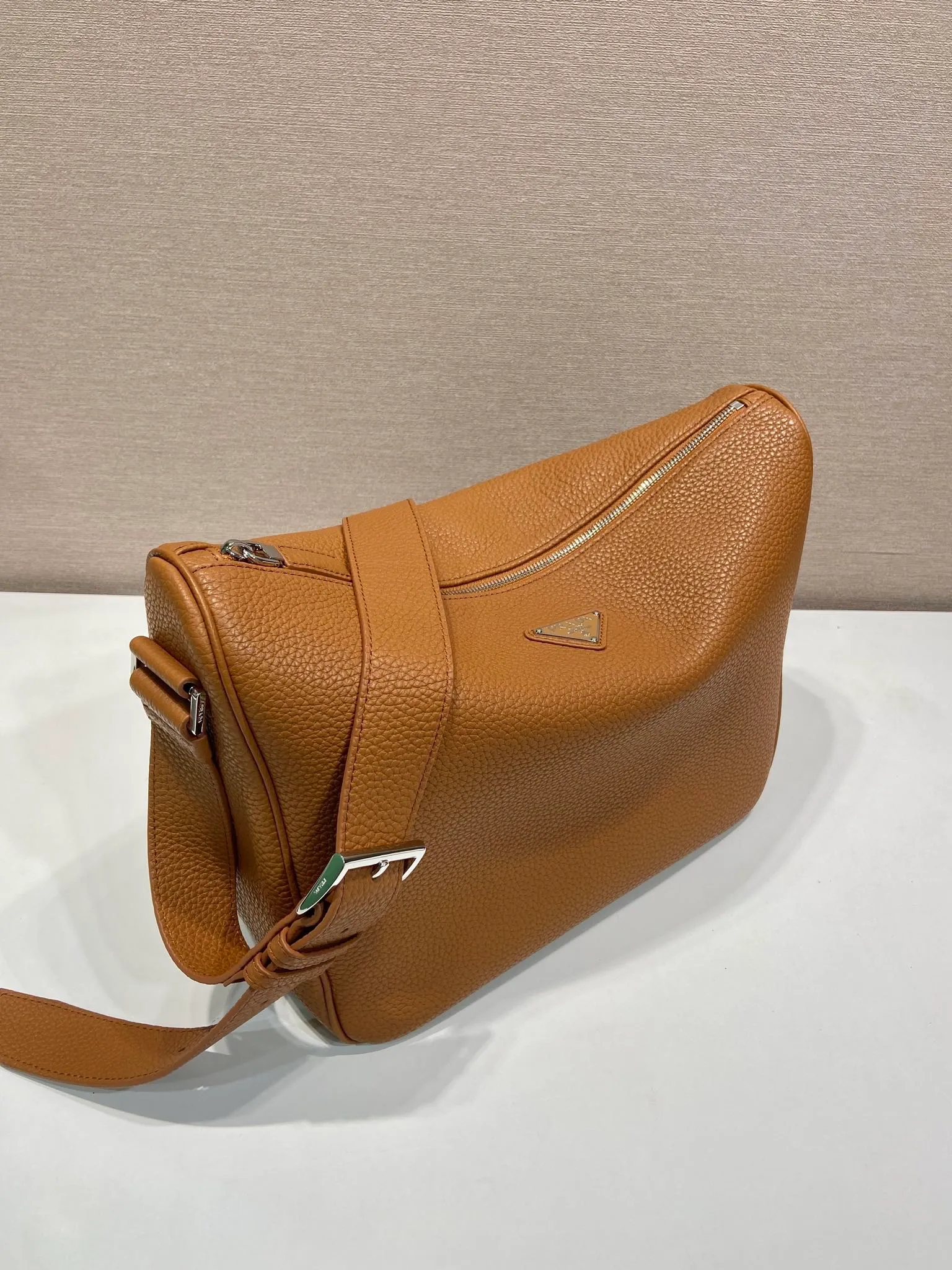 💰1700🎉New messenger bag🎉2VH182 leather shoulder strap🎉🎉 This practical and modern leather handbag is made of soft leather to create an elegant silhouette and a natural texture. Designed with stylish and refined details, it features the signature enameled triangle metal logo. Adjustable leather shoulder strap with buckle buckle. Zipper opening and closing, the upper body effect is very fashionable and spacious, handsome guys, hurry up and get it🎉🎉 Length 30x Height 24x Bottom 13cm🎉🎉🎉💰💰💰
