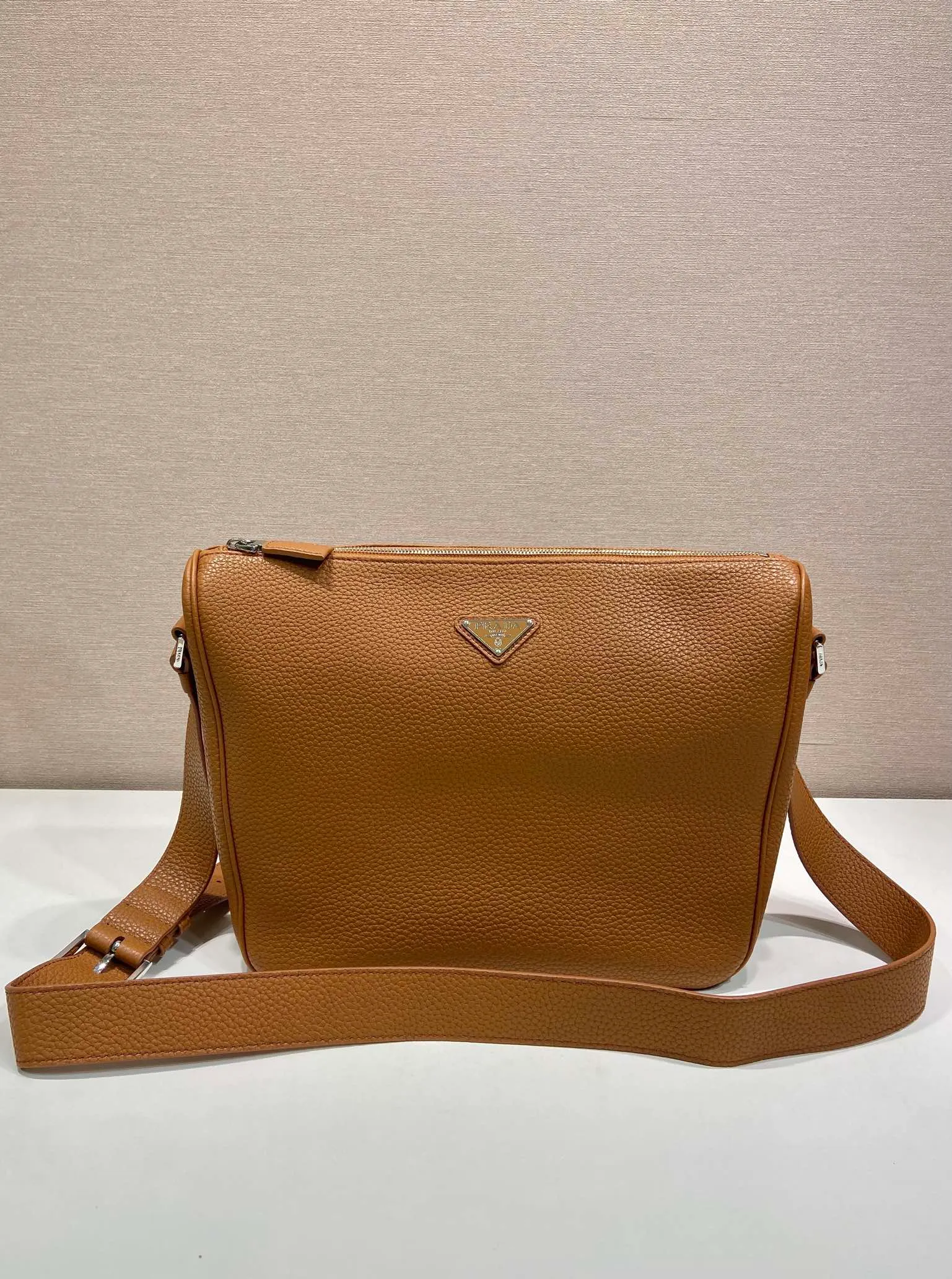 💰1700🎉New messenger bag🎉2VH182 leather shoulder strap🎉🎉 This practical and modern leather handbag is made of soft leather to create an elegant silhouette and a natural texture. Designed with stylish and refined details, it features the signature enameled triangle metal logo. Adjustable leather shoulder strap with buckle buckle. Zipper opening and closing, the upper body effect is very fashionable and spacious, handsome guys, hurry up and get it🎉🎉 Length 30x Height 24x Bottom 13cm🎉🎉🎉💰💰💰