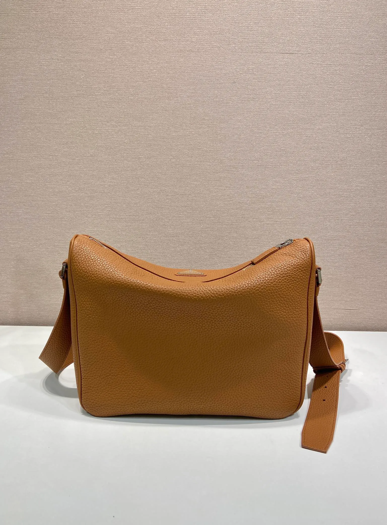 💰1700🎉New messenger bag🎉2VH182 leather shoulder strap🎉🎉 This practical and modern leather handbag is made of soft leather to create an elegant silhouette and a natural texture. Designed with stylish and refined details, it features the signature enameled triangle metal logo. Adjustable leather shoulder strap with buckle buckle. Zipper opening and closing, the upper body effect is very fashionable and spacious, handsome guys, hurry up and get it🎉🎉 Length 30x Height 24x Bottom 13cm🎉🎉🎉💰💰💰