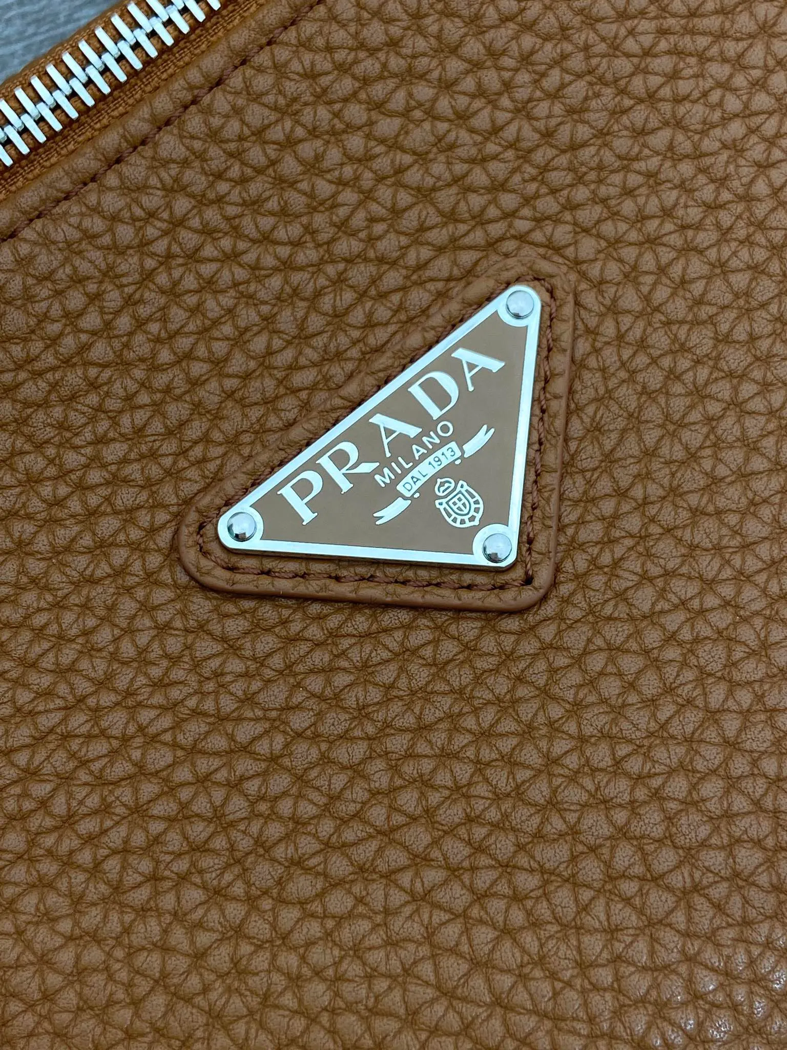 💰1700🎉New messenger bag🎉2VH182 leather shoulder strap🎉🎉 This practical and modern leather handbag is made of soft leather to create an elegant silhouette and a natural texture. Designed with stylish and refined details, it features the signature enameled triangle metal logo. Adjustable leather shoulder strap with buckle buckle. Zipper opening and closing, the upper body effect is very fashionable and spacious, handsome guys, hurry up and get it🎉🎉 Length 30x Height 24x Bottom 13cm🎉🎉🎉💰💰💰
