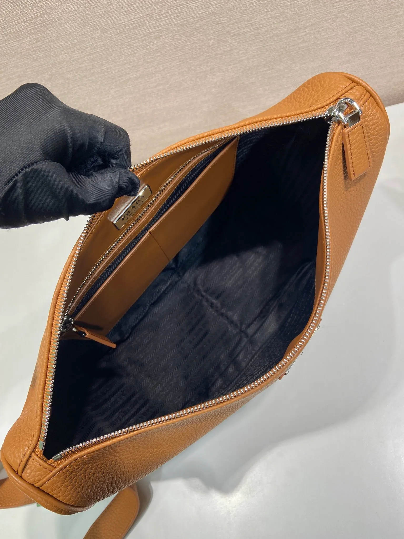 💰1700🎉New messenger bag🎉2VH182 leather shoulder strap🎉🎉 This practical and modern leather handbag is made of soft leather to create an elegant silhouette and a natural texture. Designed with stylish and refined details, it features the signature enameled triangle metal logo. Adjustable leather shoulder strap with buckle buckle. Zipper opening and closing, the upper body effect is very fashionable and spacious, handsome guys, hurry up and get it🎉🎉 Length 30x Height 24x Bottom 13cm🎉🎉🎉💰💰💰