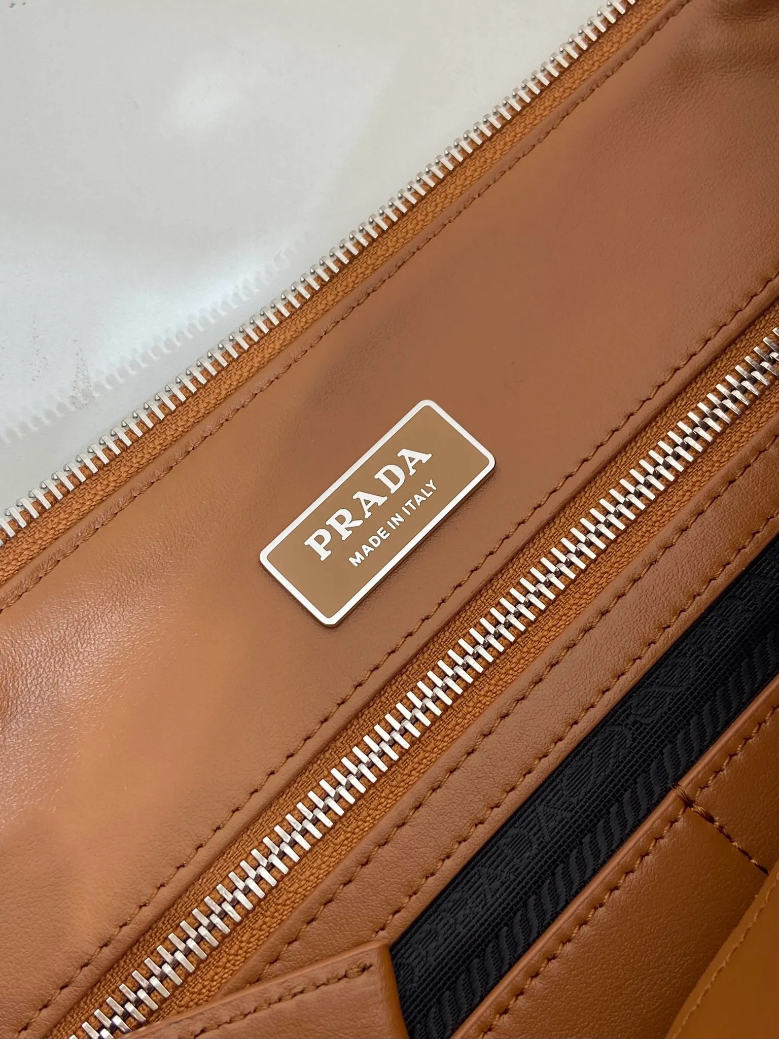 💰1700🎉New messenger bag🎉2VH182 leather shoulder strap🎉🎉 This practical and modern leather handbag is made of soft leather to create an elegant silhouette and a natural texture. Designed with stylish and refined details, it features the signature enameled triangle metal logo. Adjustable leather shoulder strap with buckle buckle. Zipper opening and closing, the upper body effect is very fashionable and spacious, handsome guys, hurry up and get it🎉🎉 Length 30x Height 24x Bottom 13cm🎉🎉🎉💰💰💰