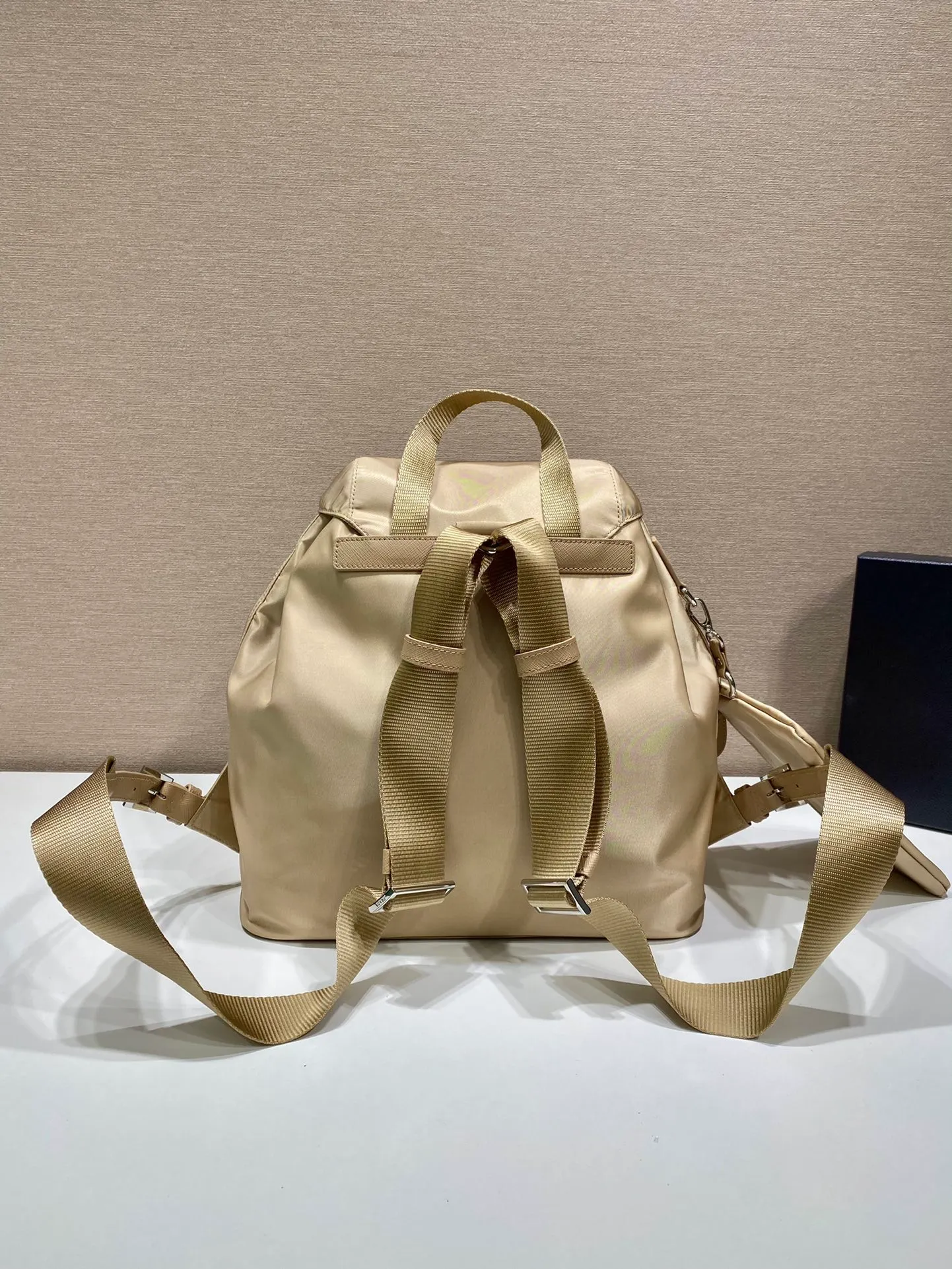 💰1120🎉New Backpack🎉1BZ811👍👍New Color🎉🎉This nylon backpack is trimmed with exquisite Saffiano leather, a blend of multiple materials, and decorated with a triangular logo, highlighting fashionable elegance. It also comes with a detachable small handbag😘😘Light and practical, the upper body effect is super stylish, and it can be matched at will😘😘Fully upgraded nylon fabric👍👍Length 30x Height 32x Bottom 15cm👏👏👏💰💰💰