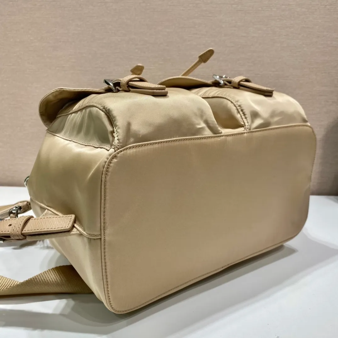 💰1120🎉New Backpack🎉1BZ811👍👍New Color🎉🎉This nylon backpack is trimmed with exquisite Saffiano leather, a blend of multiple materials, and decorated with a triangular logo, highlighting fashionable elegance. It also comes with a detachable small handbag😘😘Light and practical, the upper body effect is super stylish, and it can be matched at will😘😘Fully upgraded nylon fabric👍👍Length 30x Height 32x Bottom 15cm👏👏👏💰💰💰