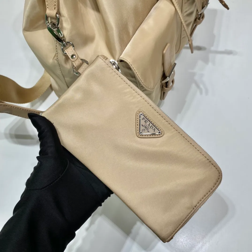 💰1120🎉New Backpack🎉1BZ811👍👍New Color🎉🎉This nylon backpack is trimmed with exquisite Saffiano leather, a blend of multiple materials, and decorated with a triangular logo, highlighting fashionable elegance. It also comes with a detachable small handbag😘😘Light and practical, the upper body effect is super stylish, and it can be matched at will😘😘Fully upgraded nylon fabric👍👍Length 30x Height 32x Bottom 15cm👏👏👏💰💰💰