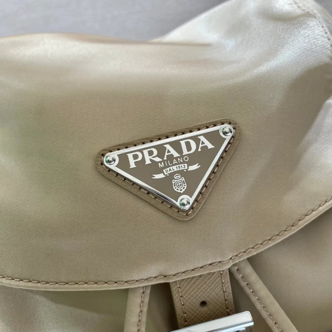💰1120🎉New Backpack🎉1BZ811👍👍New Color🎉🎉This nylon backpack is trimmed with exquisite Saffiano leather, a blend of multiple materials, and decorated with a triangular logo, highlighting fashionable elegance. It also comes with a detachable small handbag😘😘Light and practical, the upper body effect is super stylish, and it can be matched at will😘😘Fully upgraded nylon fabric👍👍Length 30x Height 32x Bottom 15cm👏👏👏💰💰💰