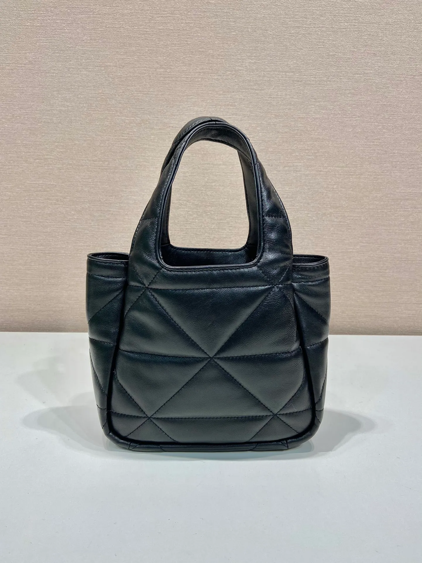 💰1520🎉mini diamond vegetable basket🎉1BG451🎉🎉mini size😘😘 This mini rhombus vegetable basket is made of imported lambskin and has a complex hand-stitched rhombus design. It has many layers and feels very soft/lightweight. The classic mini is good-looking and easy to use👏👏. The upper body effect is cute and cute. It’s so beautiful. Limited edition/hot-selling model at the counter. Hurry up and get it🎉🎉 Length 18x height 16x bottom 10cm🎉🎉🎉👏👏👏