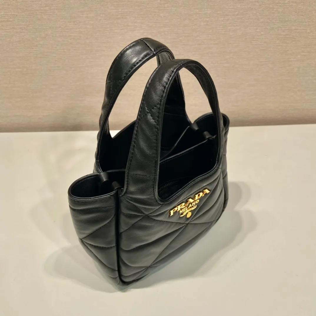 💰1520🎉mini diamond vegetable basket🎉1BG451🎉🎉mini size😘😘 This mini rhombus vegetable basket is made of imported lambskin and has a complex hand-stitched rhombus design. It has many layers and feels very soft/lightweight. The classic mini is good-looking and easy to use👏👏. The upper body effect is cute and cute. It’s so beautiful. Limited edition/hot-selling model at the counter. Hurry up and get it🎉🎉 Length 18x height 16x bottom 10cm🎉🎉🎉👏👏👏
