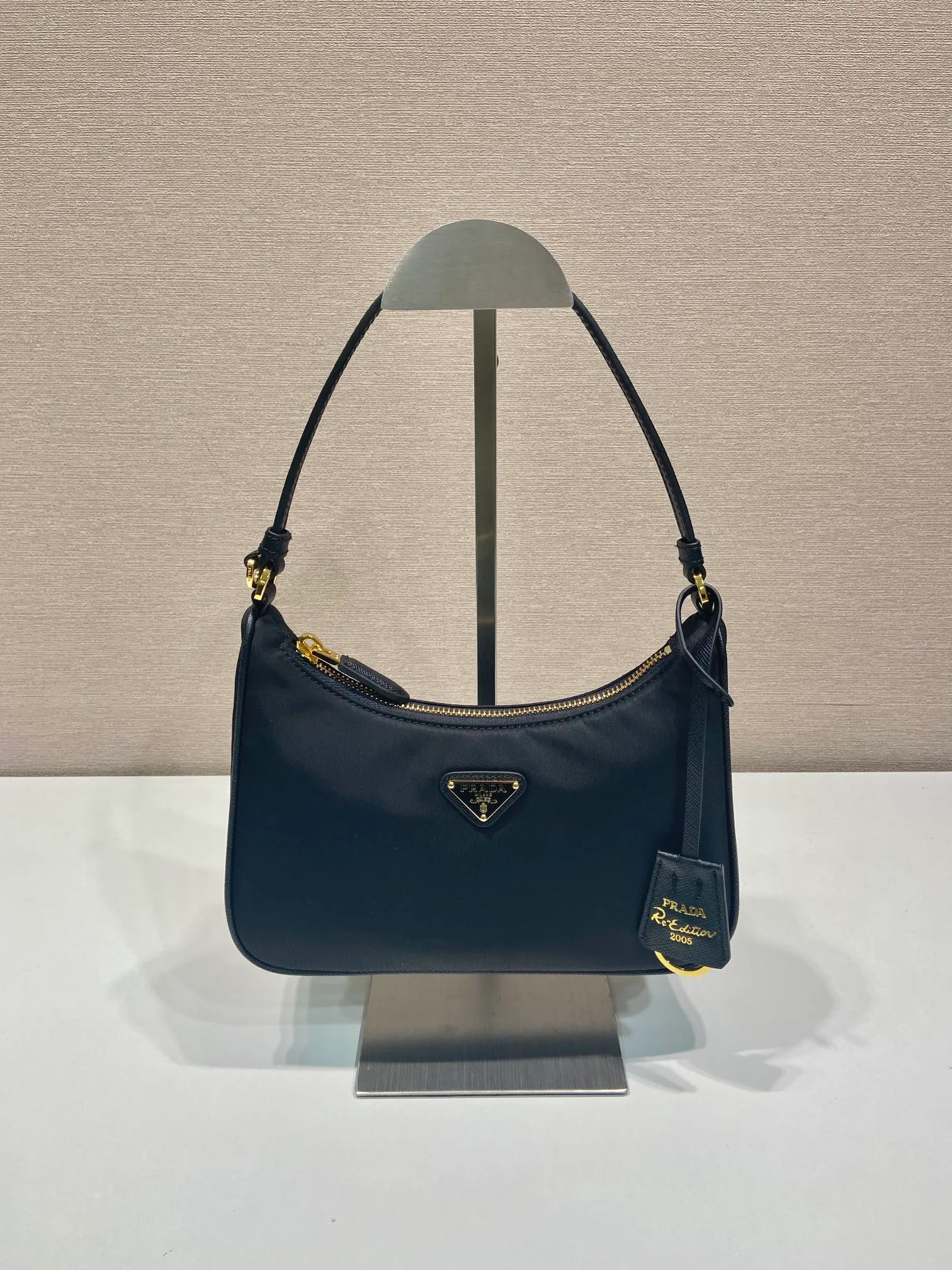 💰760🎉Upgraded version of Hobo🎉1N204M gold hardware🎉🎉 This Re-Edition 2005 handbag combines versatile design and classic details. Made from recycled nylon with elegant gold-plated hardware. The inner bag has a zipper closure and a leather handle. It can be carried by hand or carried on the shoulder. It is super easy to use and will never go out of style. 🎉🎉 Length 22x Height 18x ​​Bottom 6.5cm🎉🎉🎉👏👏👏