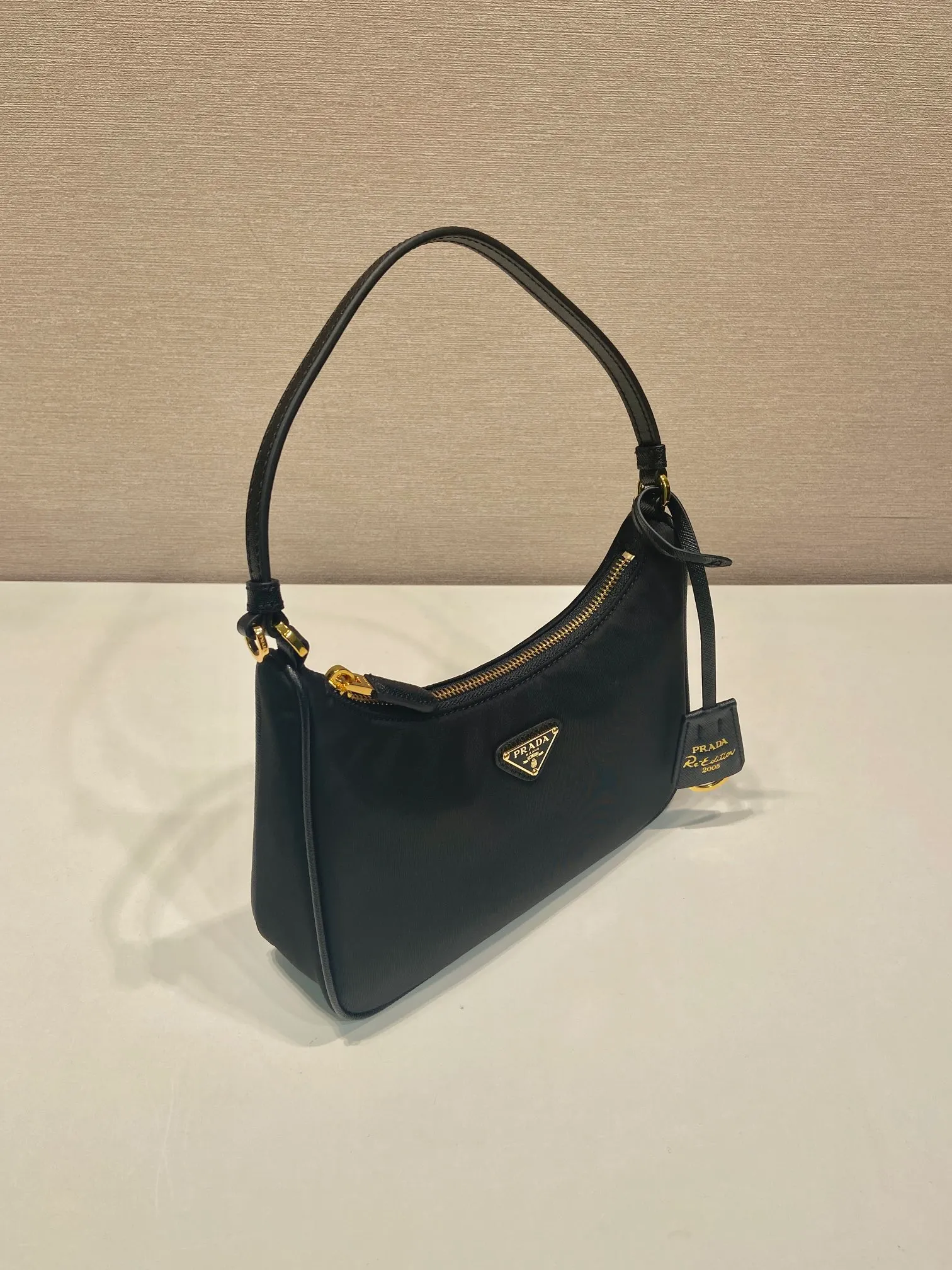 💰760🎉Upgraded version of Hobo🎉1N204M gold hardware🎉🎉 This Re-Edition 2005 handbag combines versatile design and classic details. Made from recycled nylon with elegant gold-plated hardware. The inner bag has a zipper closure and a leather handle. It can be carried by hand or carried on the shoulder. It is super easy to use and will never go out of style. 🎉🎉 Length 22x Height 18x ​​Bottom 6.5cm🎉🎉🎉👏👏👏