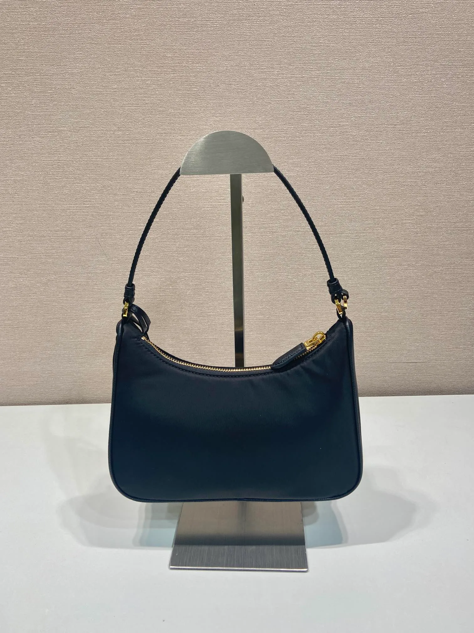 💰760🎉Upgraded version of Hobo🎉1N204M gold hardware🎉🎉 This Re-Edition 2005 handbag combines versatile design and classic details. Made from recycled nylon with elegant gold-plated hardware. The inner bag has a zipper closure and a leather handle. It can be carried by hand or carried on the shoulder. It is super easy to use and will never go out of style. 🎉🎉 Length 22x Height 18x ​​Bottom 6.5cm🎉🎉🎉👏👏👏