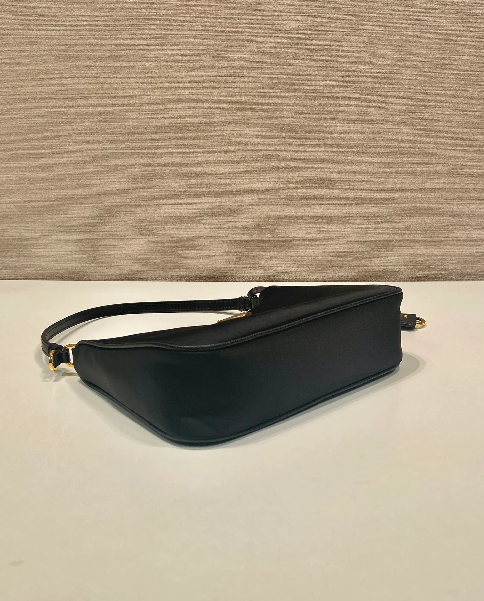 💰760🎉Upgraded version of Hobo🎉1N204M gold hardware🎉🎉 This Re-Edition 2005 handbag combines versatile design and classic details. Made from recycled nylon with elegant gold-plated hardware. The inner bag has a zipper closure and a leather handle. It can be carried by hand or carried on the shoulder. It is super easy to use and will never go out of style. 🎉🎉 Length 22x Height 18x ​​Bottom 6.5cm🎉🎉🎉👏👏👏