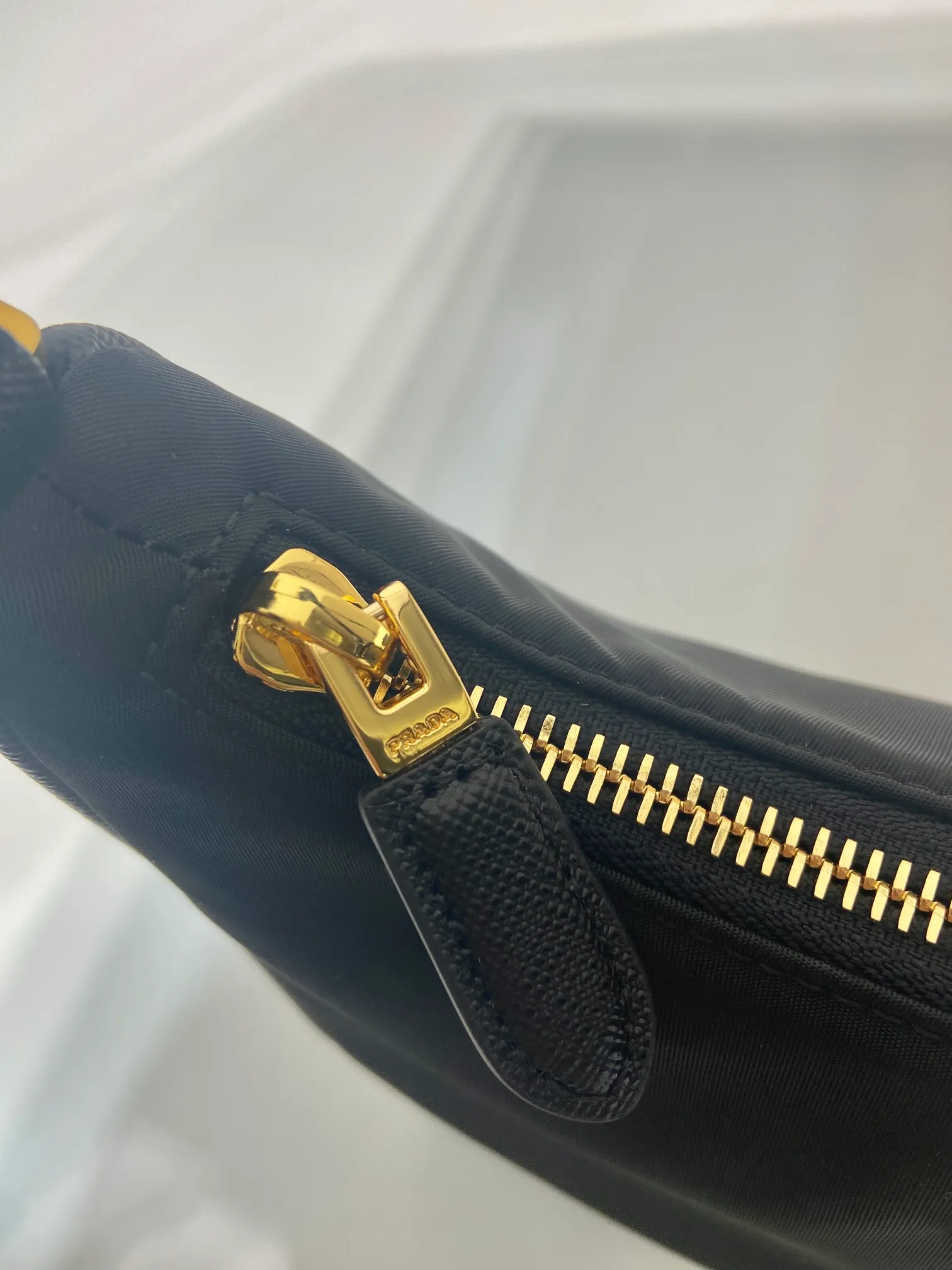 💰760🎉Upgraded version of Hobo🎉1N204M gold hardware🎉🎉 This Re-Edition 2005 handbag combines versatile design and classic details. Made from recycled nylon with elegant gold-plated hardware. The inner bag has a zipper closure and a leather handle. It can be carried by hand or carried on the shoulder. It is super easy to use and will never go out of style. 🎉🎉 Length 22x Height 18x ​​Bottom 6.5cm🎉🎉🎉👏👏👏