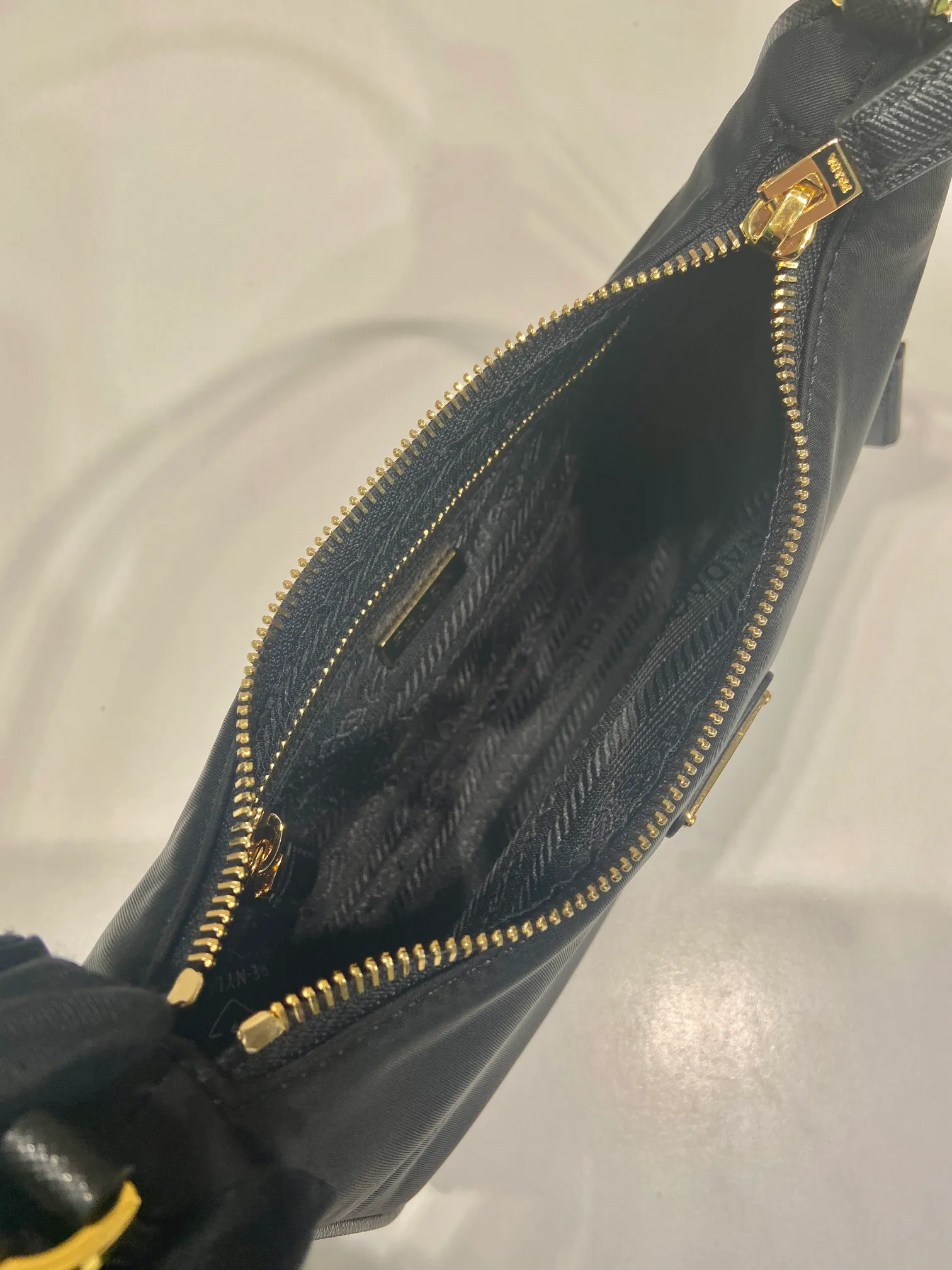 💰760🎉Upgraded version of Hobo🎉1N204M gold hardware🎉🎉 This Re-Edition 2005 handbag combines versatile design and classic details. Made from recycled nylon with elegant gold-plated hardware. The inner bag has a zipper closure and a leather handle. It can be carried by hand or carried on the shoulder. It is super easy to use and will never go out of style. 🎉🎉 Length 22x Height 18x ​​Bottom 6.5cm🎉🎉🎉👏👏👏