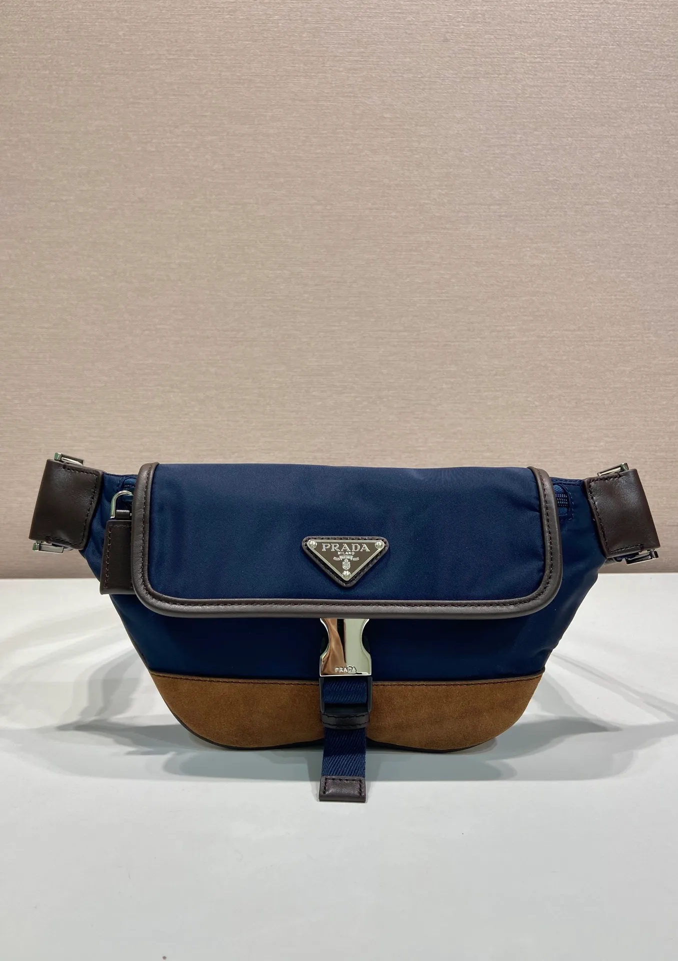 💰960🎉New waist bag🎉2VH176 new color🎉🎉 This versatile and fashionable shoulder bag is made of imported nylon material. The compact style is embellished with leather trim, details such as side buckles are refined and practical, and the adjustable shoulder strap makes it easy to wear cross-body. The enameled triangular metal logo highlights the brand's classic character. It can be used as a chest bag or a waist bag. The upper body effect is very cool, lightweight and practical. Hurry up and get it🎉🎉 Length 18x height 15x bottom 5cm