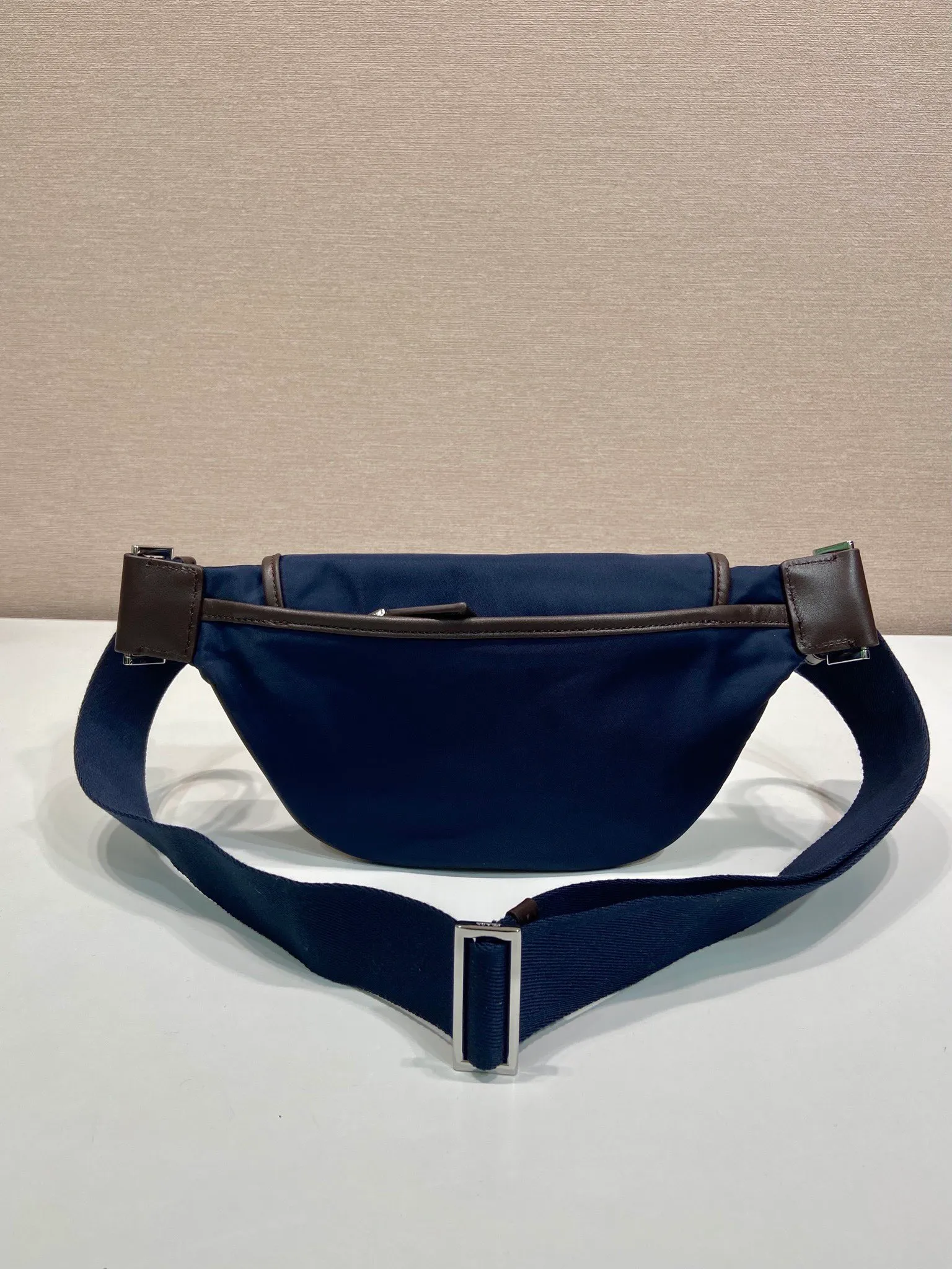💰960🎉New waist bag🎉2VH176 new color🎉🎉 This versatile and fashionable shoulder bag is made of imported nylon material. The compact style is embellished with leather trim, details such as side buckles are refined and practical, and the adjustable shoulder strap makes it easy to wear cross-body. The enameled triangular metal logo highlights the brand's classic character. It can be used as a chest bag or a waist bag. The upper body effect is very cool, lightweight and practical. Hurry up and get it🎉🎉 Length 18x height 15x bottom 5cm