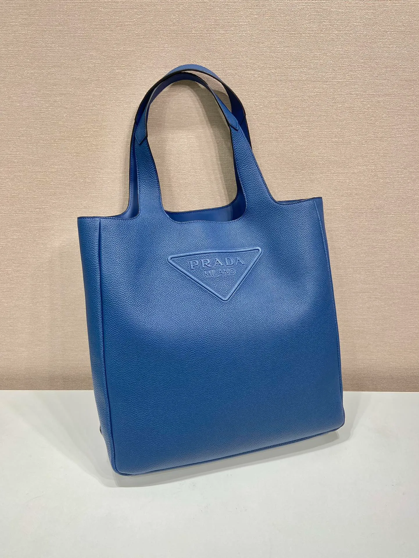 💰2000🎉New Tote Bag🎉2VG092🎉 This leather tote bag presents pure lines and interprets a simple style. The iconic triangle logo is reinterpreted in multiple ways and cleverly embellishes the bag body. Exudes modernity. An enameled metal logo on the side adds a distinctive touch. Simple and elegant, full of fashion sense. The capacity is very large🎉Handsome guys, hurry up and get it🎉🎉 Length 39x Height 41x Bottom 10cm