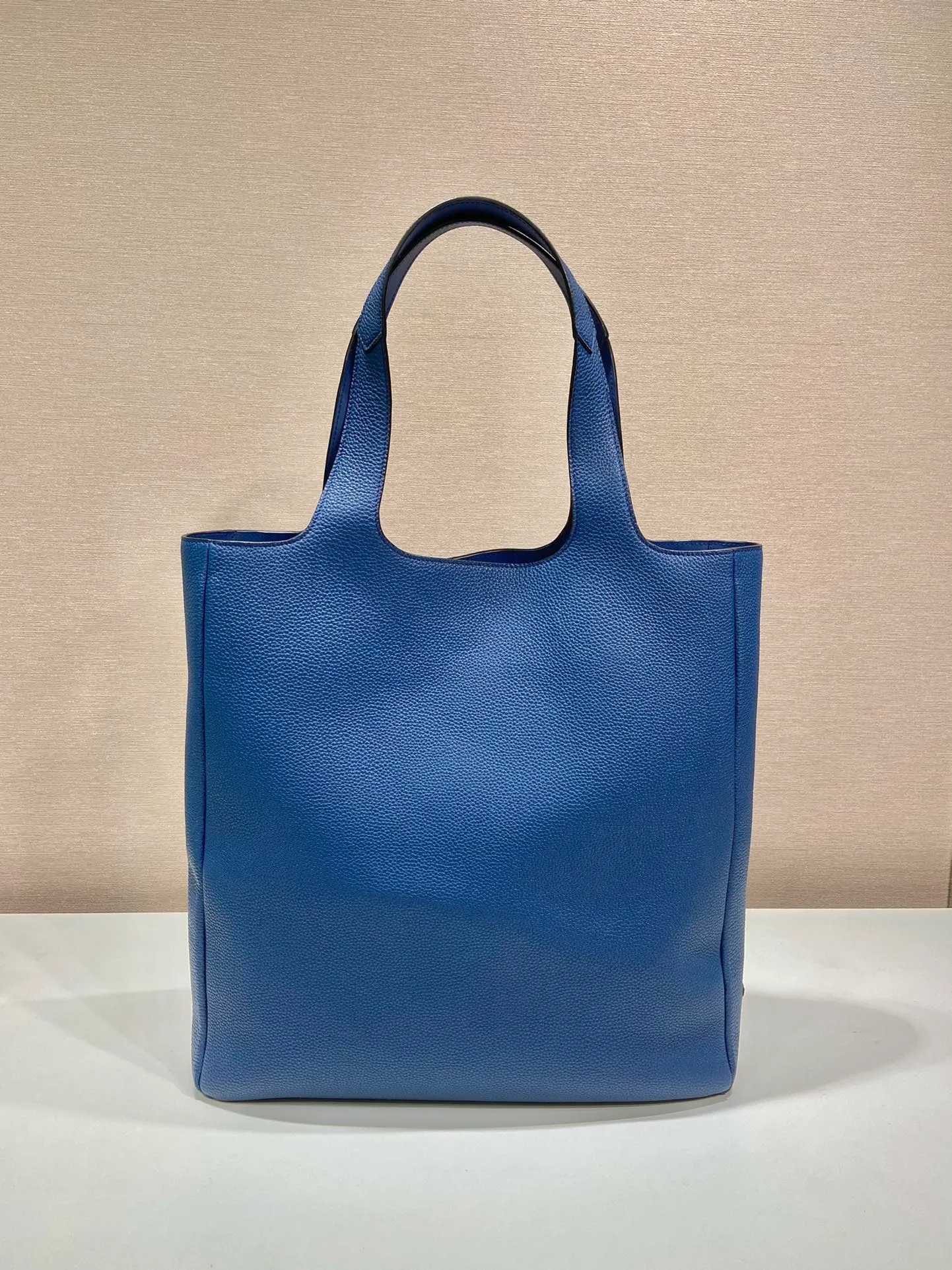 💰2000🎉New Tote Bag🎉2VG092🎉 This leather tote bag presents pure lines and interprets a simple style. The iconic triangle logo is reinterpreted in multiple ways and cleverly embellishes the bag body. Exudes modernity. An enameled metal logo on the side adds a distinctive touch. Simple and elegant, full of fashion sense. The capacity is very large🎉Handsome guys, hurry up and get it🎉🎉 Length 39x Height 41x Bottom 10cm