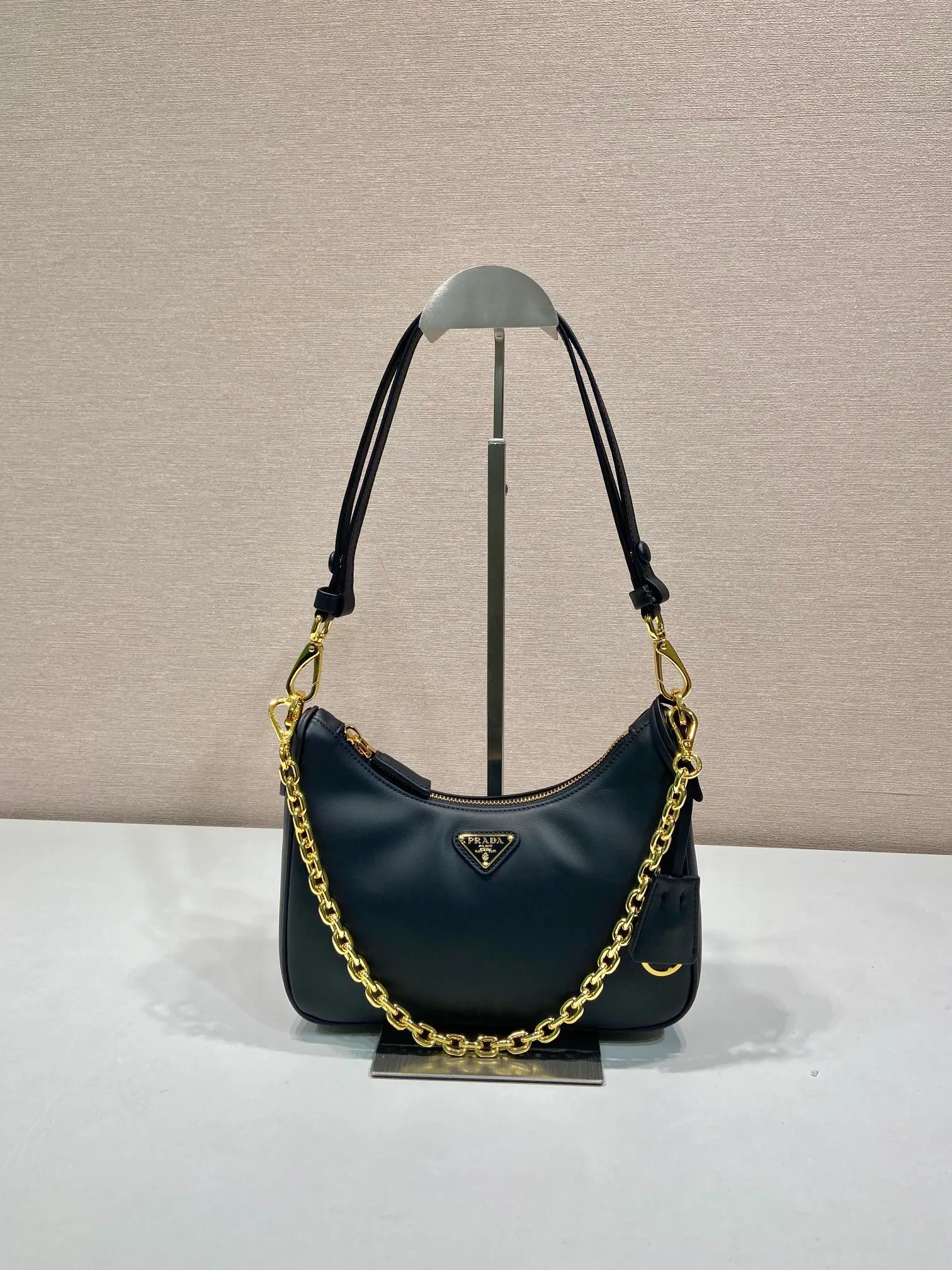 💰1360🎉New Hoho🎉1BC204B handbag/underarm bag/crossbody bag This Hobo handbag/underarm bag/crossbody bag is very functional and has three uses in one bag. It is perfect🎉🎉Made of imported nappa leather, which is softer and the shoulder straps can be adjusted and switched at any time😘😘The upper body effect is beautiful, convenient and practical🎉🎉Hurry up and get it👏👏 Length 23x Height 17x Bottom 6.5cm🎉🎉🎉👏👏👏