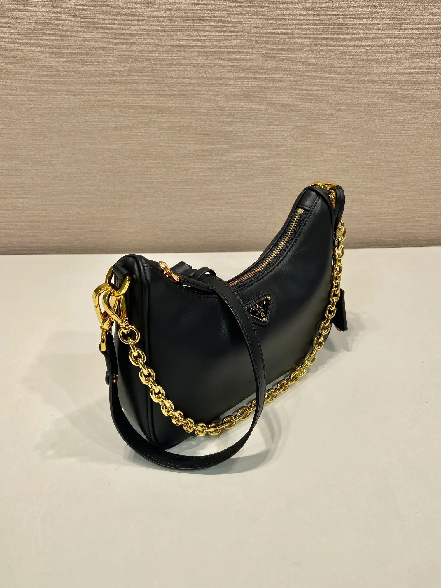 💰1360🎉New Hoho🎉1BC204B handbag/underarm bag/crossbody bag This Hobo handbag/underarm bag/crossbody bag is very functional and has three uses in one bag. It is perfect🎉🎉Made of imported nappa leather, which is softer and the shoulder straps can be adjusted and switched at any time😘😘The upper body effect is beautiful, convenient and practical🎉🎉Hurry up and get it👏👏 Length 23x Height 17x Bottom 6.5cm🎉🎉🎉👏👏👏