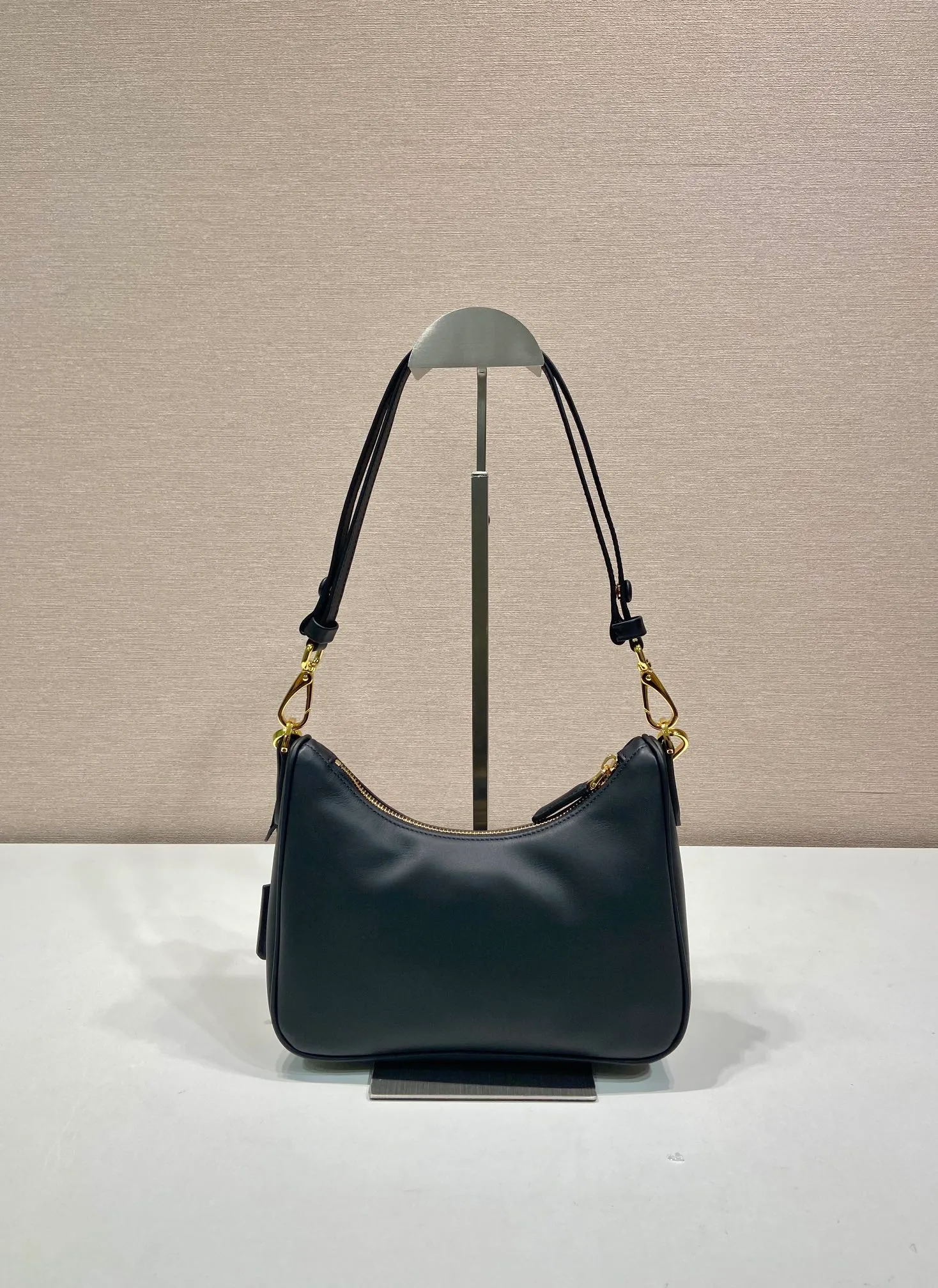 💰1360🎉New Hoho🎉1BC204B handbag/underarm bag/crossbody bag This Hobo handbag/underarm bag/crossbody bag is very functional and has three uses in one bag. It is perfect🎉🎉Made of imported nappa leather, which is softer and the shoulder straps can be adjusted and switched at any time😘😘The upper body effect is beautiful, convenient and practical🎉🎉Hurry up and get it👏👏 Length 23x Height 17x Bottom 6.5cm🎉🎉🎉👏👏👏