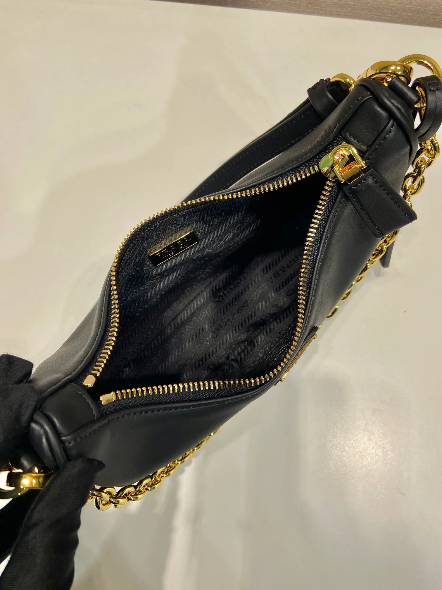 💰1360🎉New Hoho🎉1BC204B handbag/underarm bag/crossbody bag This Hobo handbag/underarm bag/crossbody bag is very functional and has three uses in one bag. It is perfect🎉🎉Made of imported nappa leather, which is softer and the shoulder straps can be adjusted and switched at any time😘😘The upper body effect is beautiful, convenient and practical🎉🎉Hurry up and get it👏👏 Length 23x Height 17x Bottom 6.5cm🎉🎉🎉👏👏👏