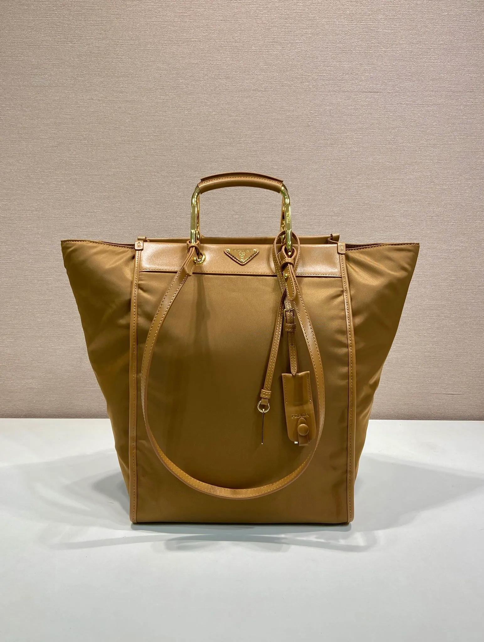 💰1520🎉New Tote Bag🎉1BG561 Large🎉🎉 This tote bag adopts a fashionable geometric shape, combining practical Re-Nylon recycled nylon material and exquisite details. The shape is versatile, with double metal and leather handles, so you can switch between a handbag and a shoulder bag at will. Embellished with the iconic enameled triangle metal logo. It has a large capacity and is a popular style that will never go out of style🎉Babies, hurry up and get it🎉Length 26xH 35 bottom 17cm🎉🎉🎉💰💰💰