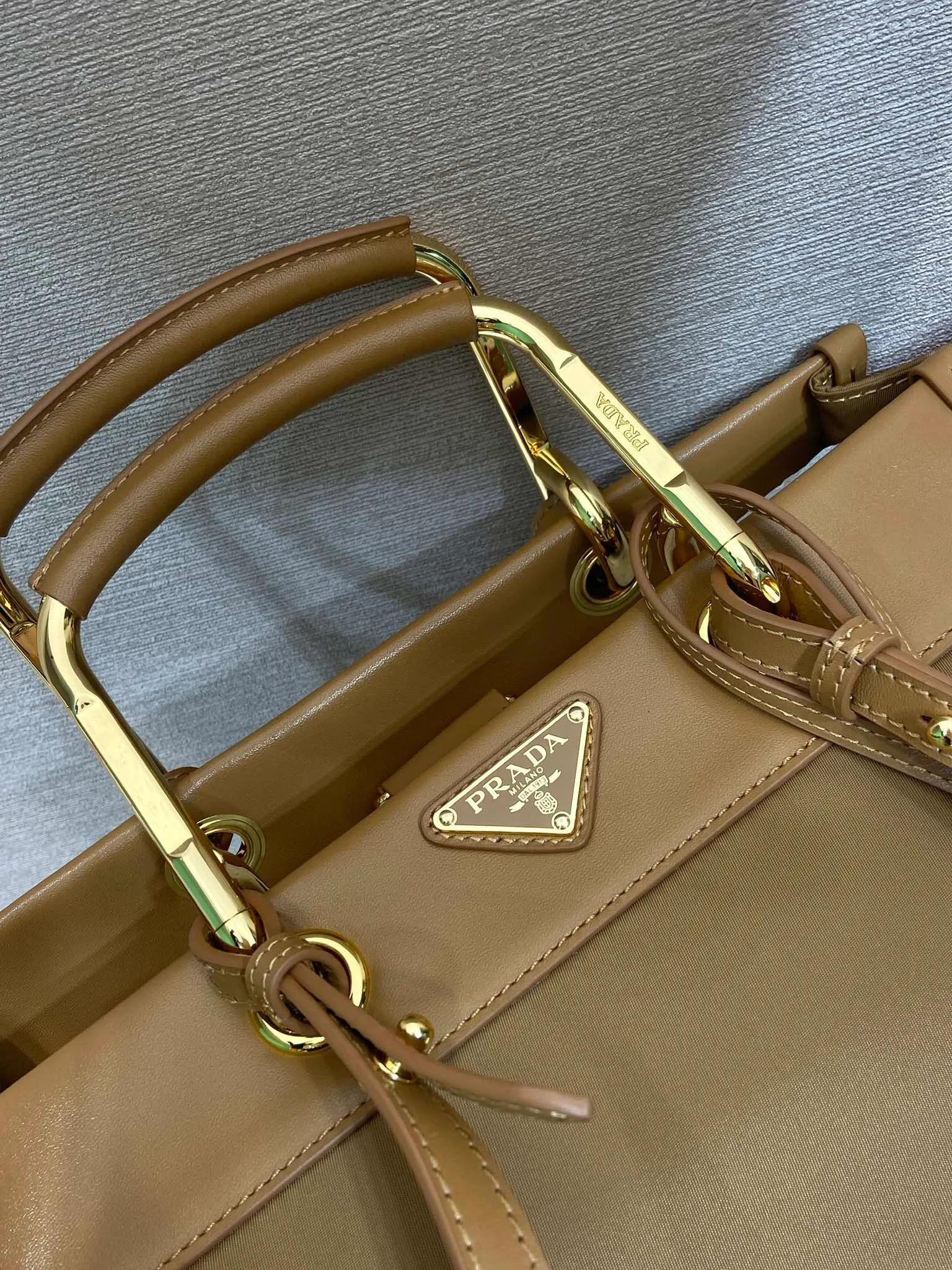 💰1520🎉New Tote Bag🎉1BG561 Large🎉🎉 This tote bag adopts a fashionable geometric shape, combining practical Re-Nylon recycled nylon material and exquisite details. The shape is versatile, with double metal and leather handles, so you can switch between a handbag and a shoulder bag at will. Embellished with the iconic enameled triangle metal logo. It has a large capacity and is a popular style that will never go out of style🎉Babies, hurry up and get it🎉Length 26xH 35 bottom 17cm🎉🎉🎉💰💰💰