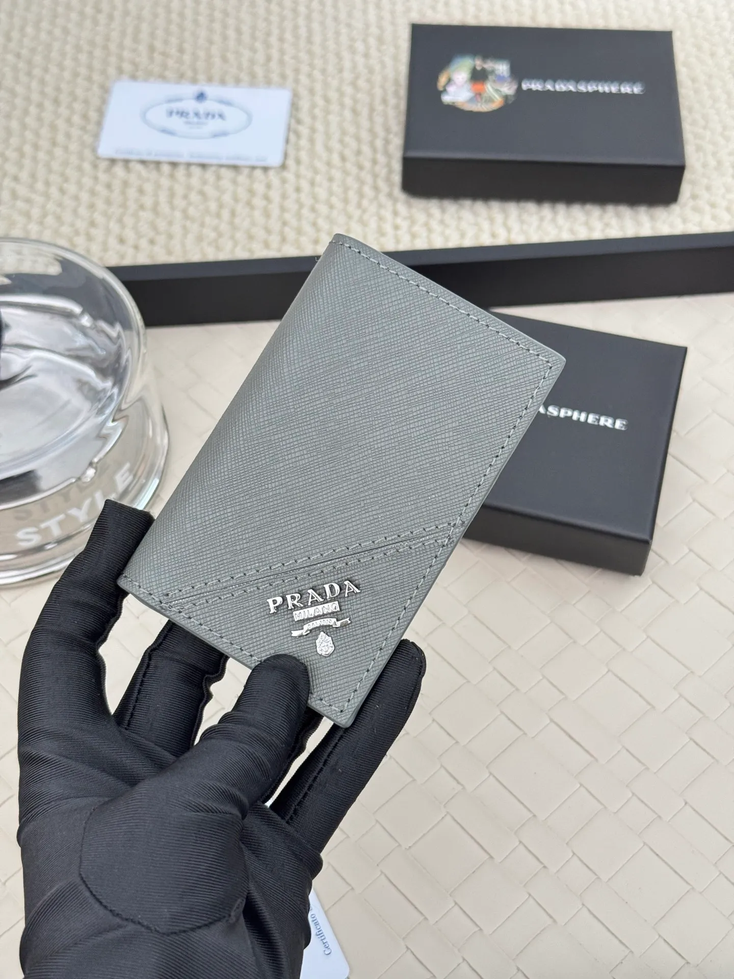 💰120 prada cross pattern unisex card holder, can be placed in pockets, bags, and can be held in hand, made of cross pattern imported calfskin, pocket card holder, can hold change, 6 card slots, simple and elegant fashion trend. Model 2MC101, color as shown in the picture, size 11×7cm,