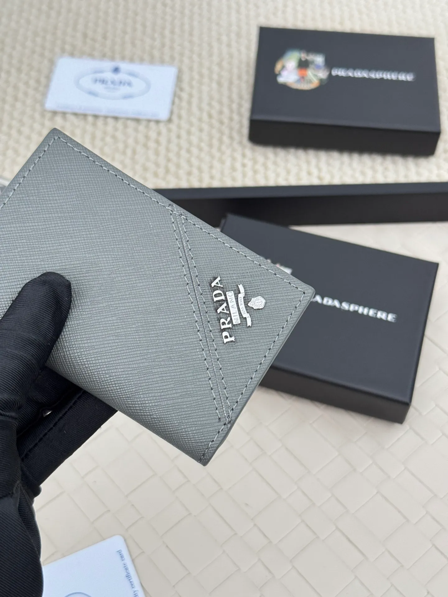 💰120 prada cross pattern unisex card holder, can be placed in pockets, bags, and can be held in hand, made of cross pattern imported calfskin, pocket card holder, can hold change, 6 card slots, simple and elegant fashion trend. Model 2MC101, color as shown in the picture, size 11×7cm,