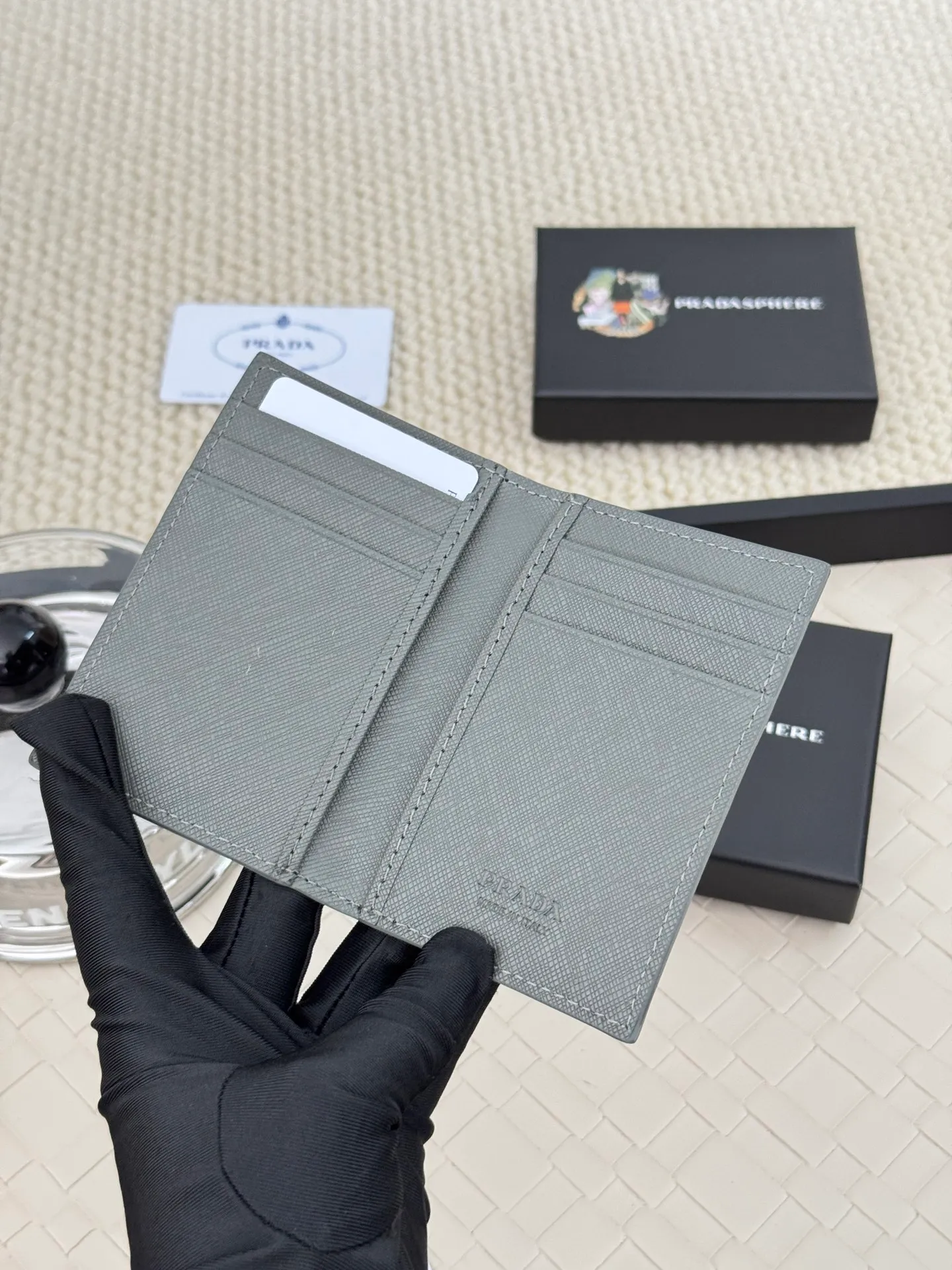 💰120 prada cross pattern unisex card holder, can be placed in pockets, bags, and can be held in hand, made of cross pattern imported calfskin, pocket card holder, can hold change, 6 card slots, simple and elegant fashion trend. Model 2MC101, color as shown in the picture, size 11×7cm,